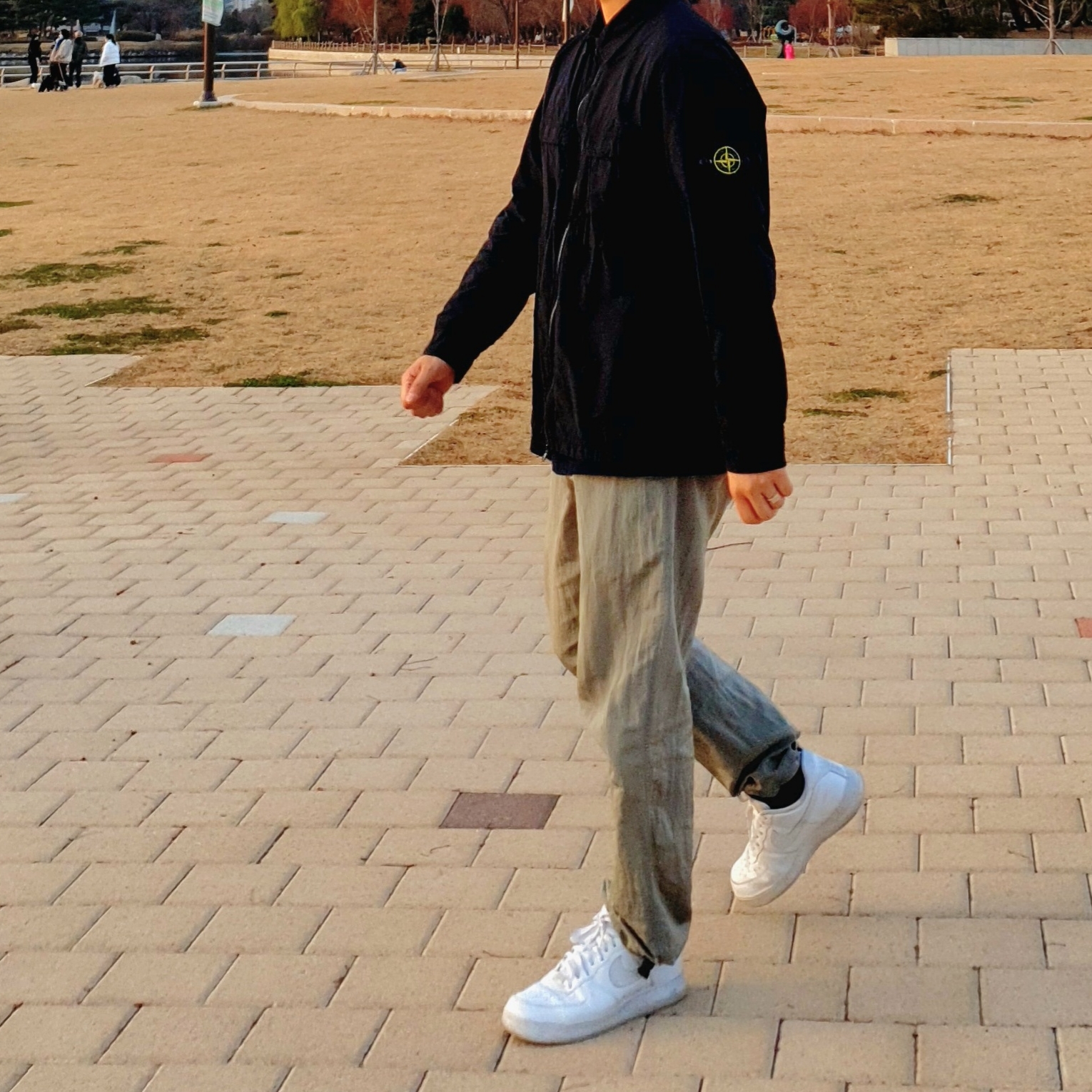 Stone Island 11102 Naslan Light Overshirt Black - 20SS, Nike Air Force 1 '07 Low White 착용 스타일 - 2