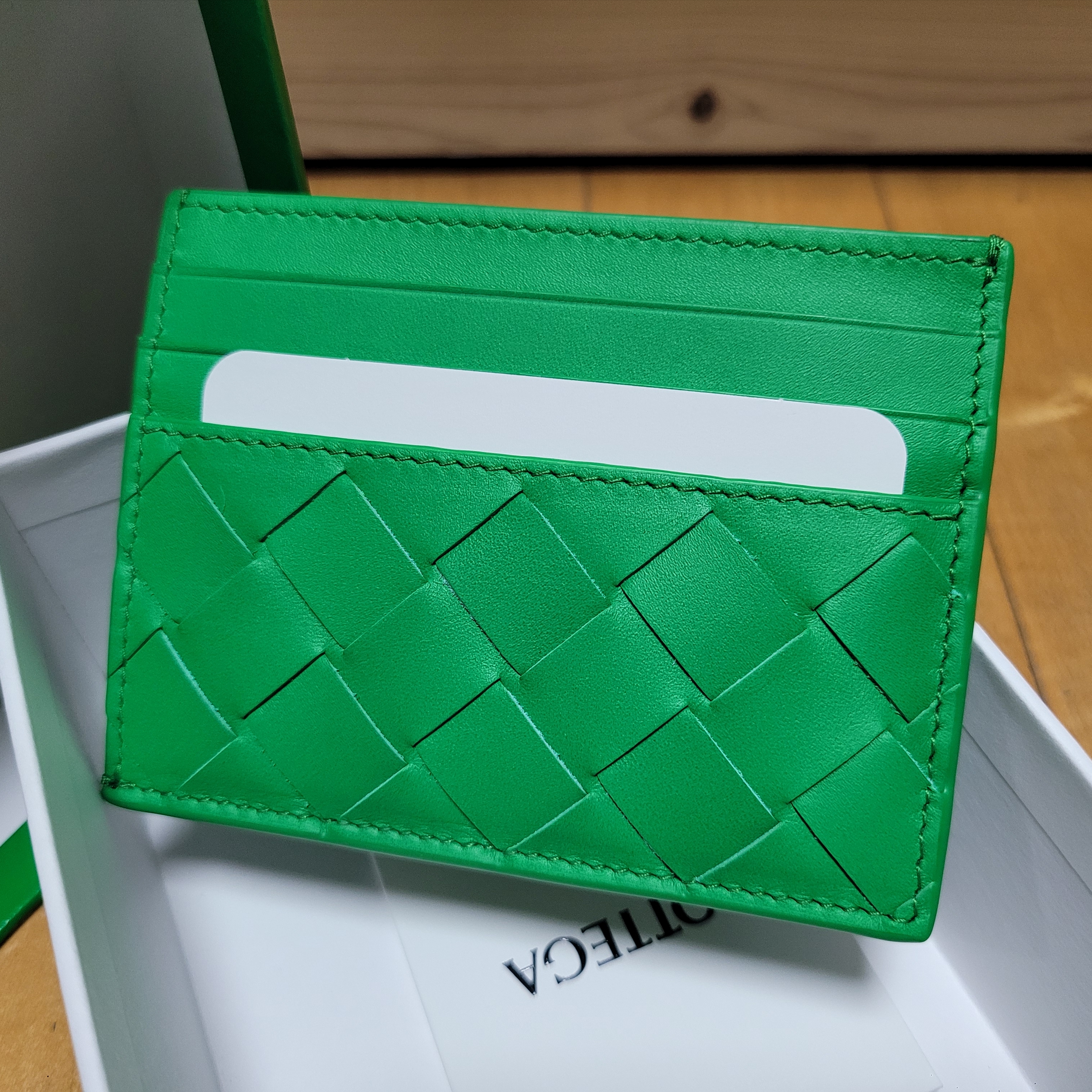 Bottega Veneta Credit Card Case Parakeet 착용 스타일