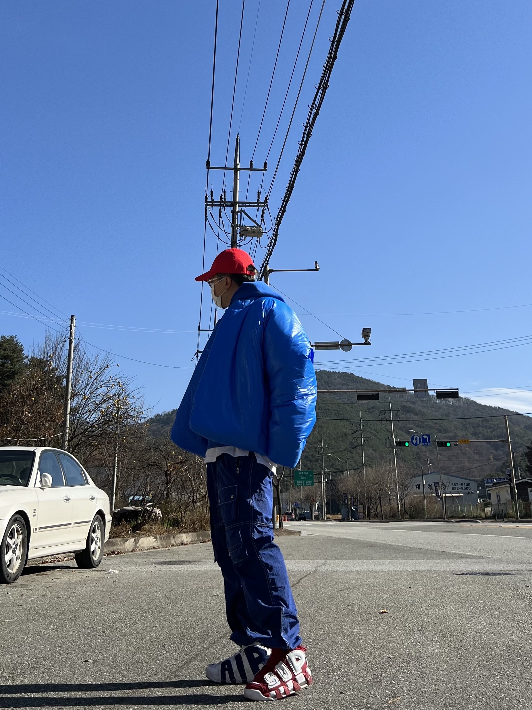 Yeezy Gap Round Jacket Blue, Yeezy Gap Hoodie Blue 착용 스타일 - 4