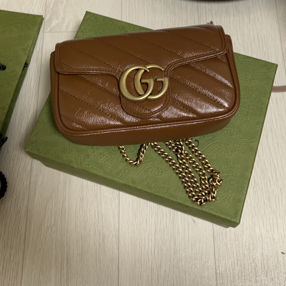 Gucci GG Marmont Matelasse Super Mini Bag White 착용 스타일