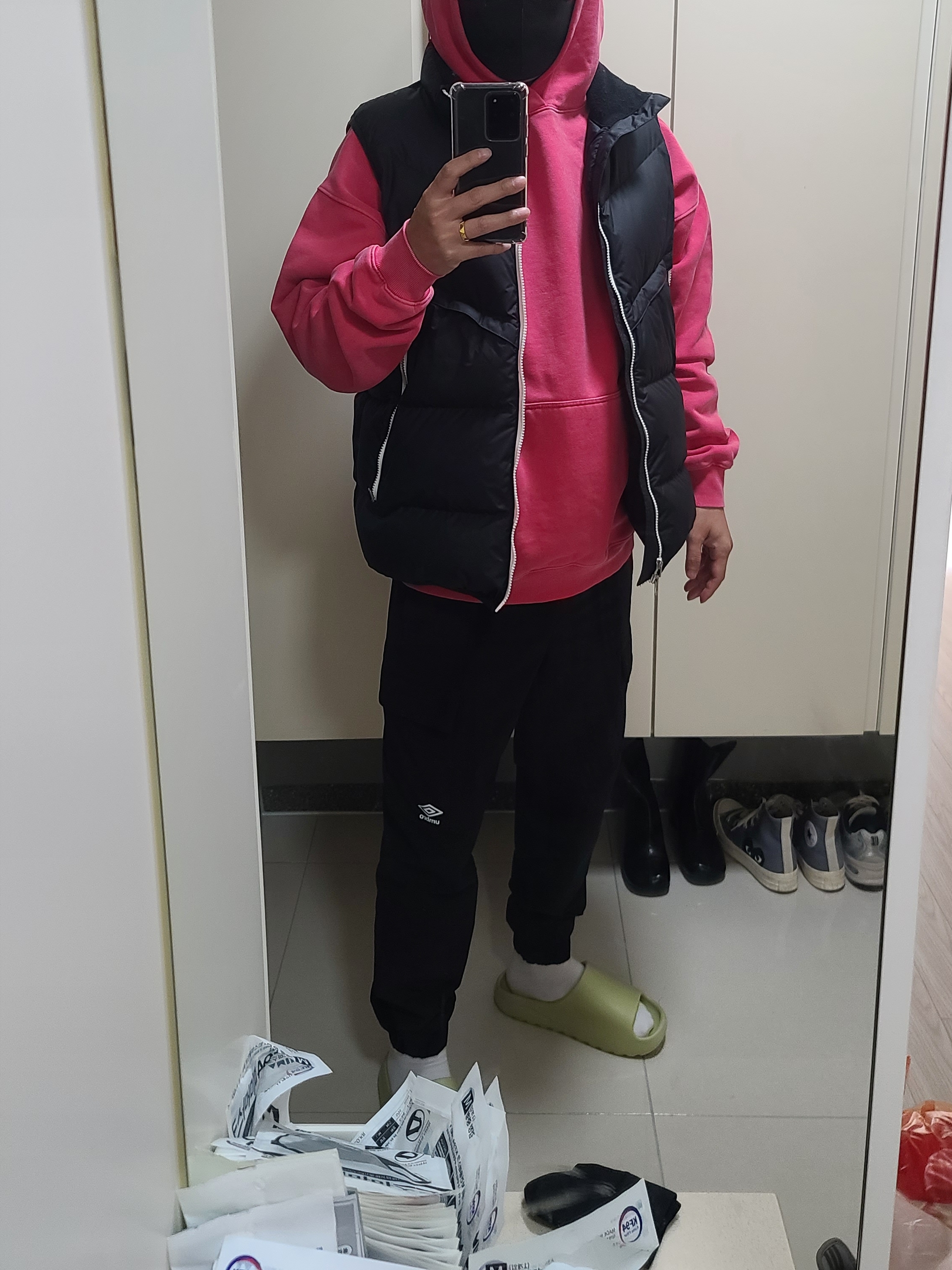 Adidas Yeezy Slide Resin 2022, IAB Studio Pigment Hoodie & Sack Coral 착용 스타일
