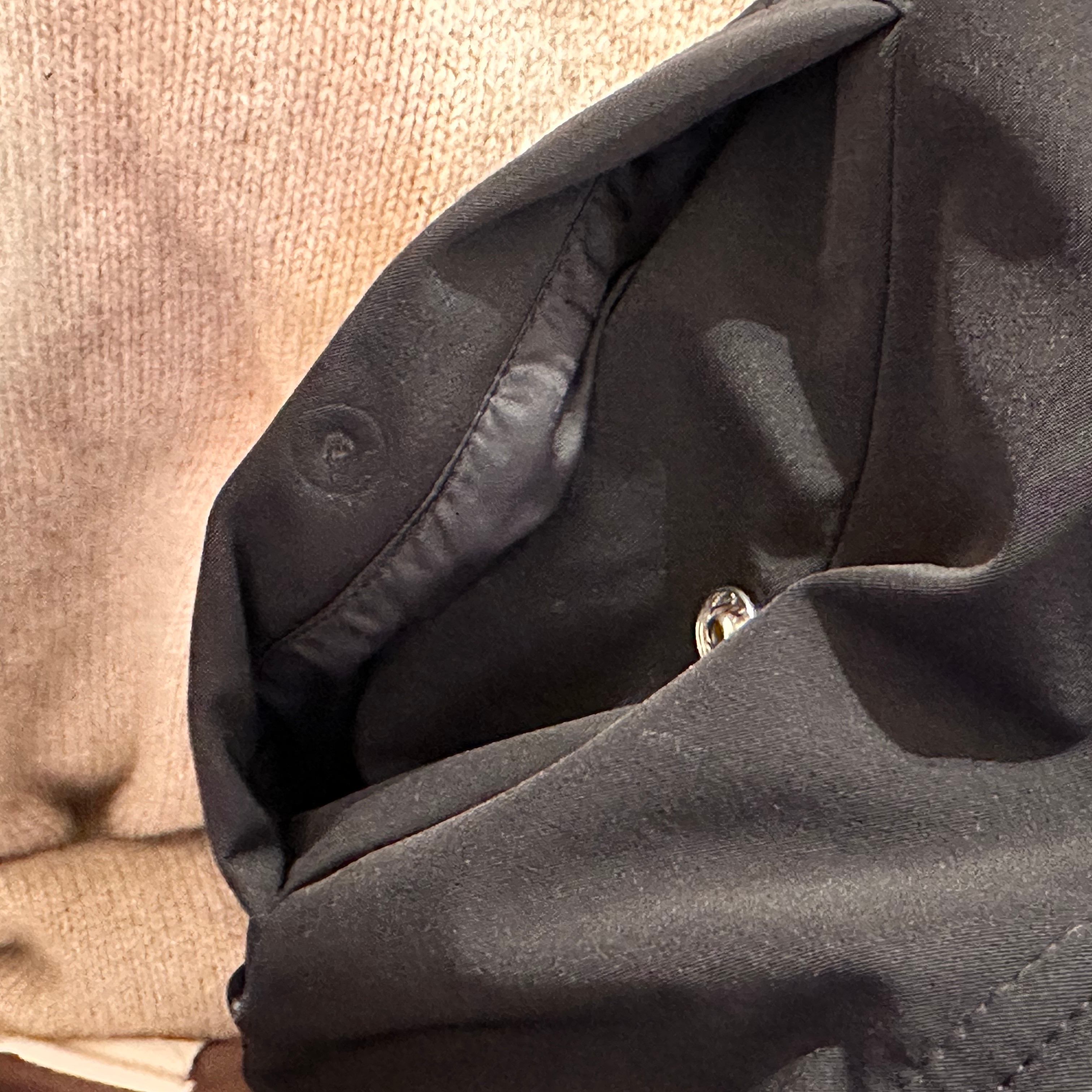 AMI de Coeur Patch Short Down Jacket Black 착용 스타일 - 1