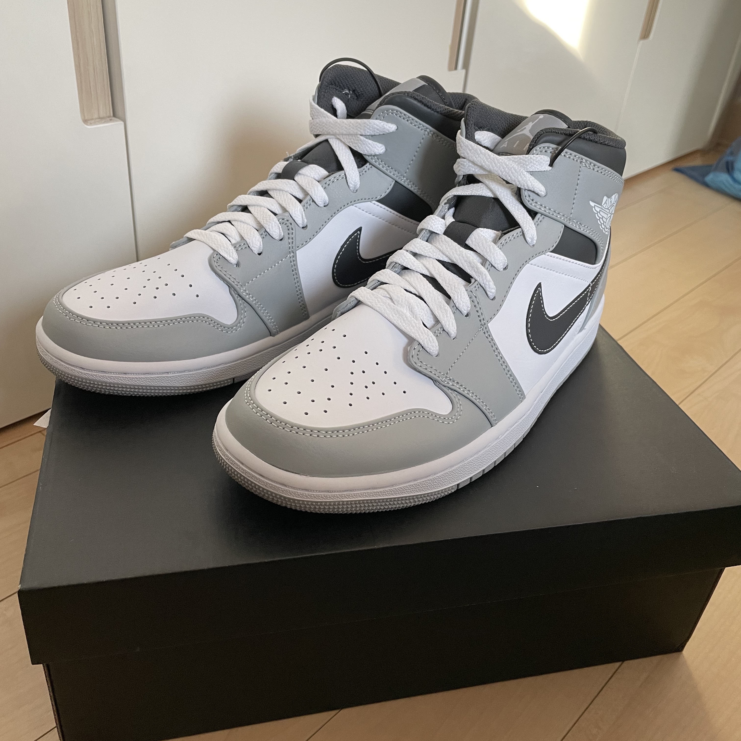 Jordan 1 Mid Light Smoke Grey Anthracite 착용 스타일 - 1