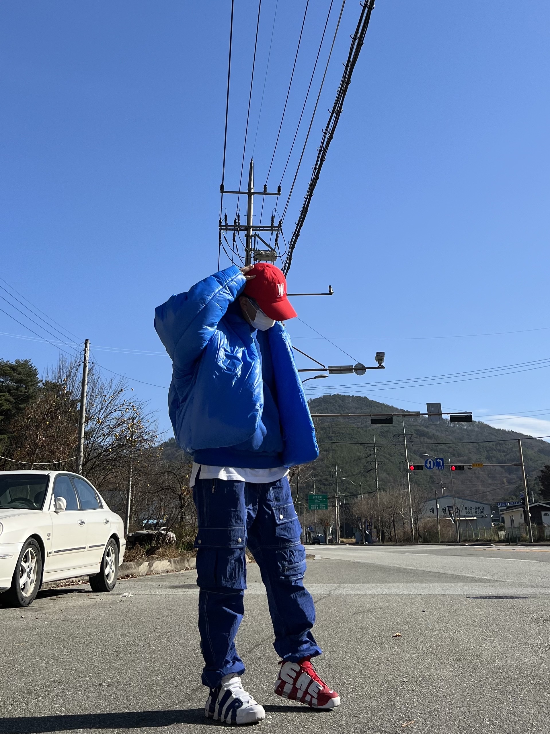 Yeezy Gap Round Jacket Blue, Yeezy Gap Hoodie Blue 착용 스타일 - 2
