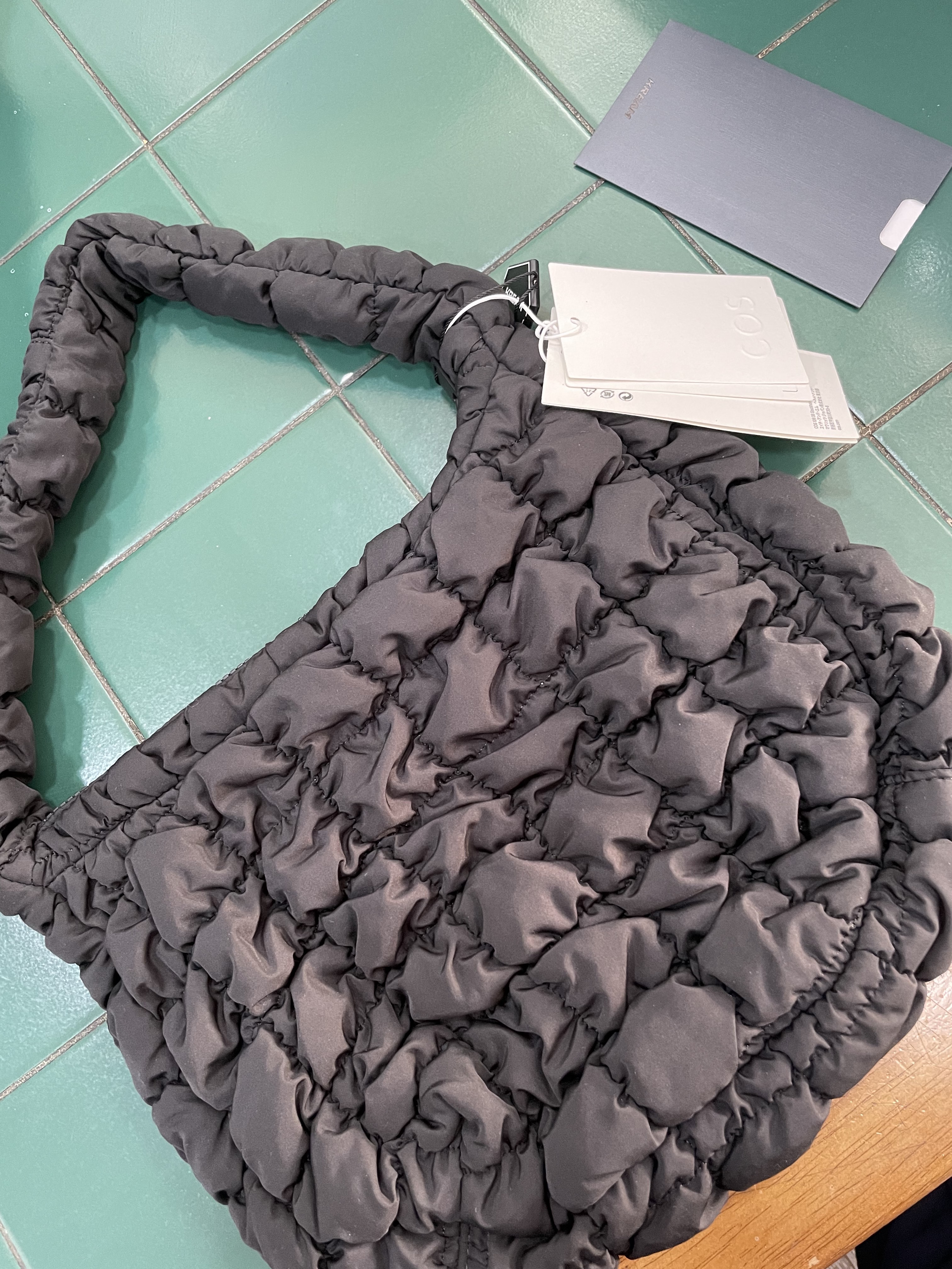 COS Quilted Mini Bag Black 착용 스타일