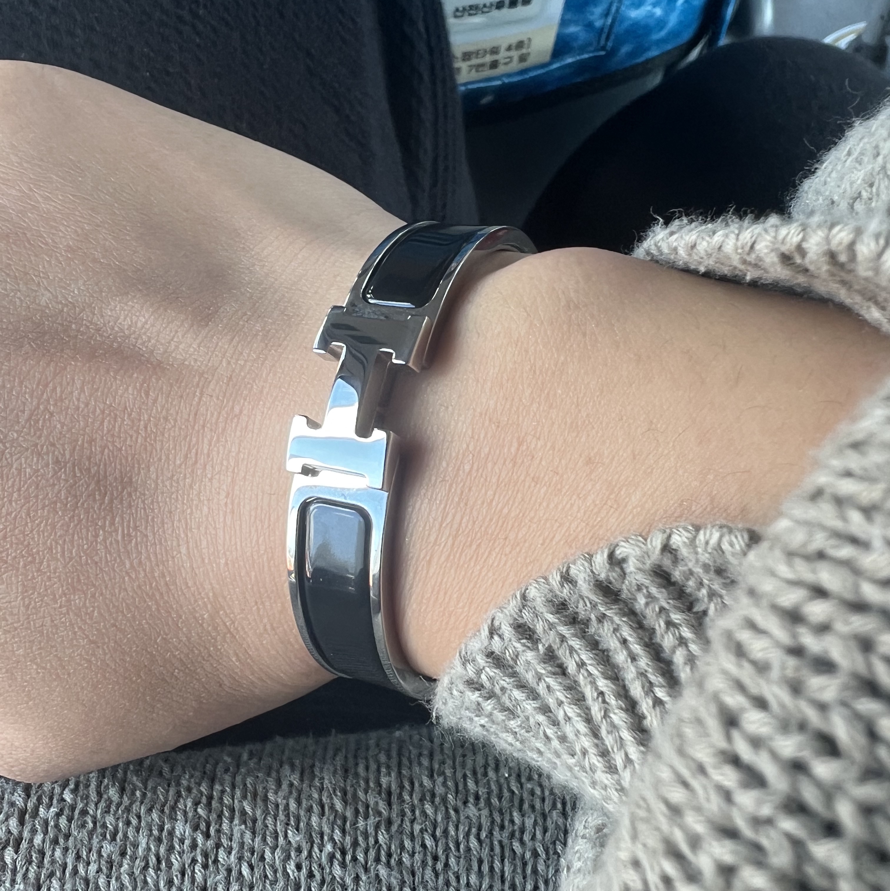 (W) Hermes Clic H Bracelet Rose Gold & Blanc 착용 스타일