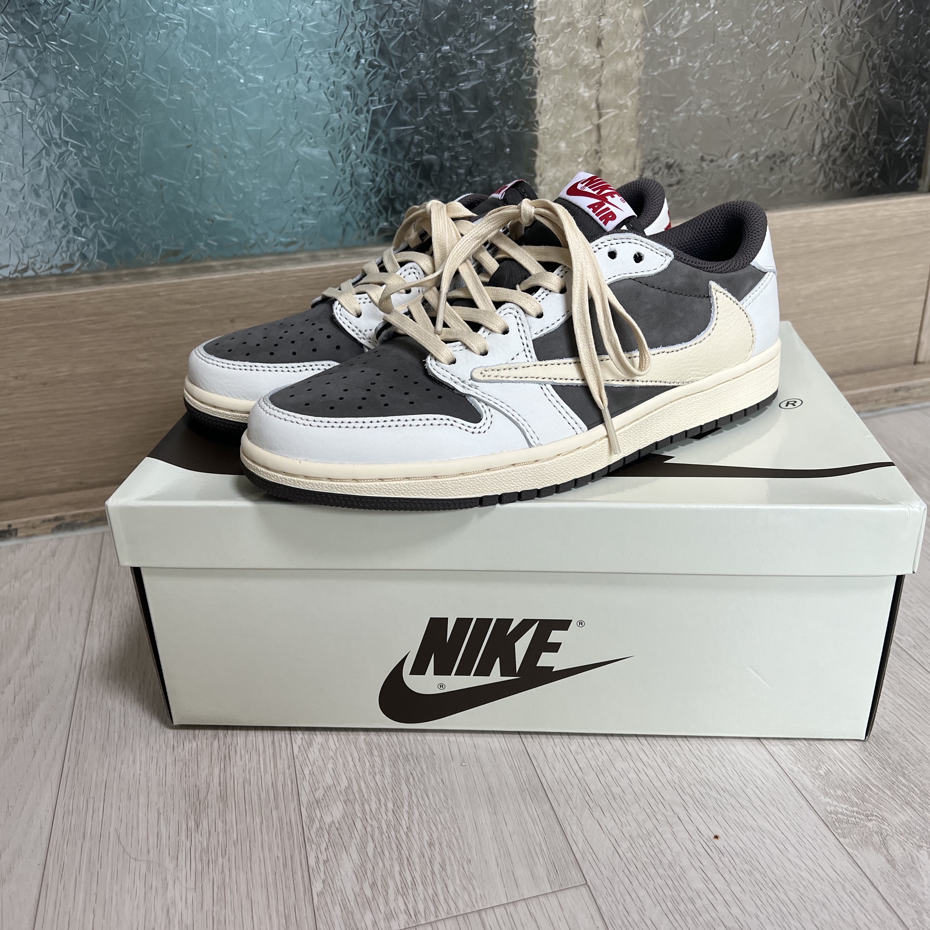Jordan 1 x Travis Scott Retro Low OG SP Sail and Ridgerock 착용 스타일