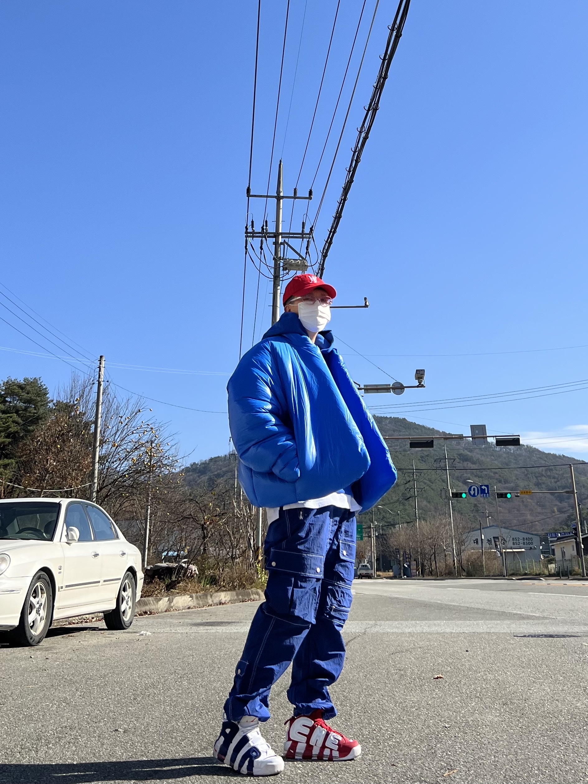 Yeezy Gap Round Jacket Blue, Yeezy Gap Hoodie Blue 착용 스타일 - 1