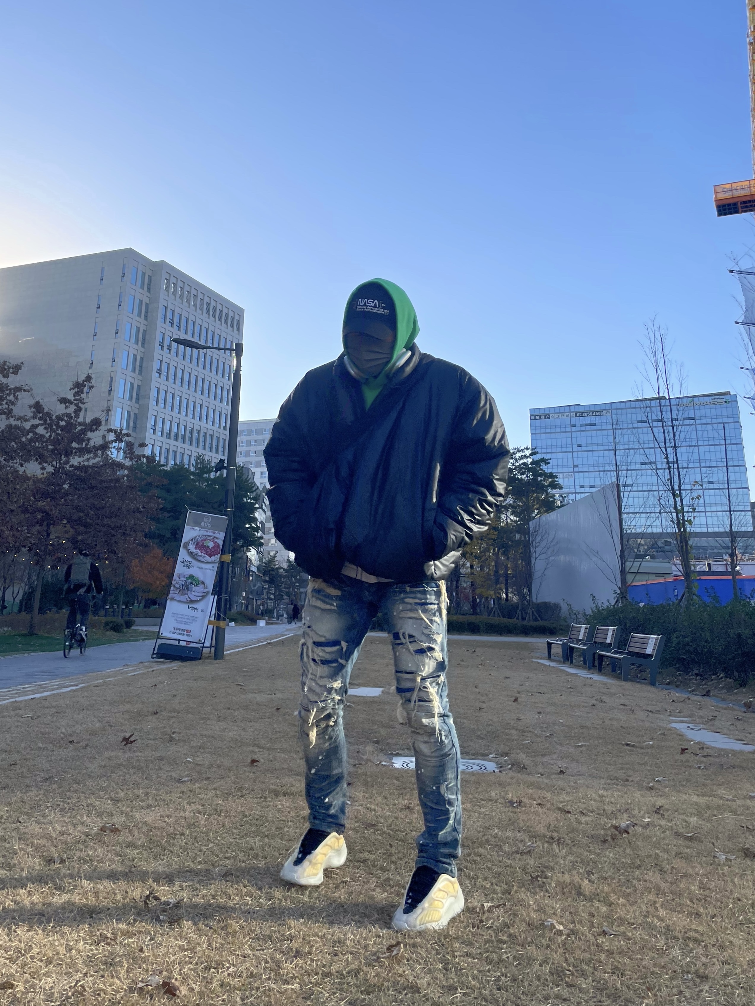 Yeezy Gap Round Jacket Black, Adidas Yeezy 700 V3 Mono Safflower 착용 스타일 - 1