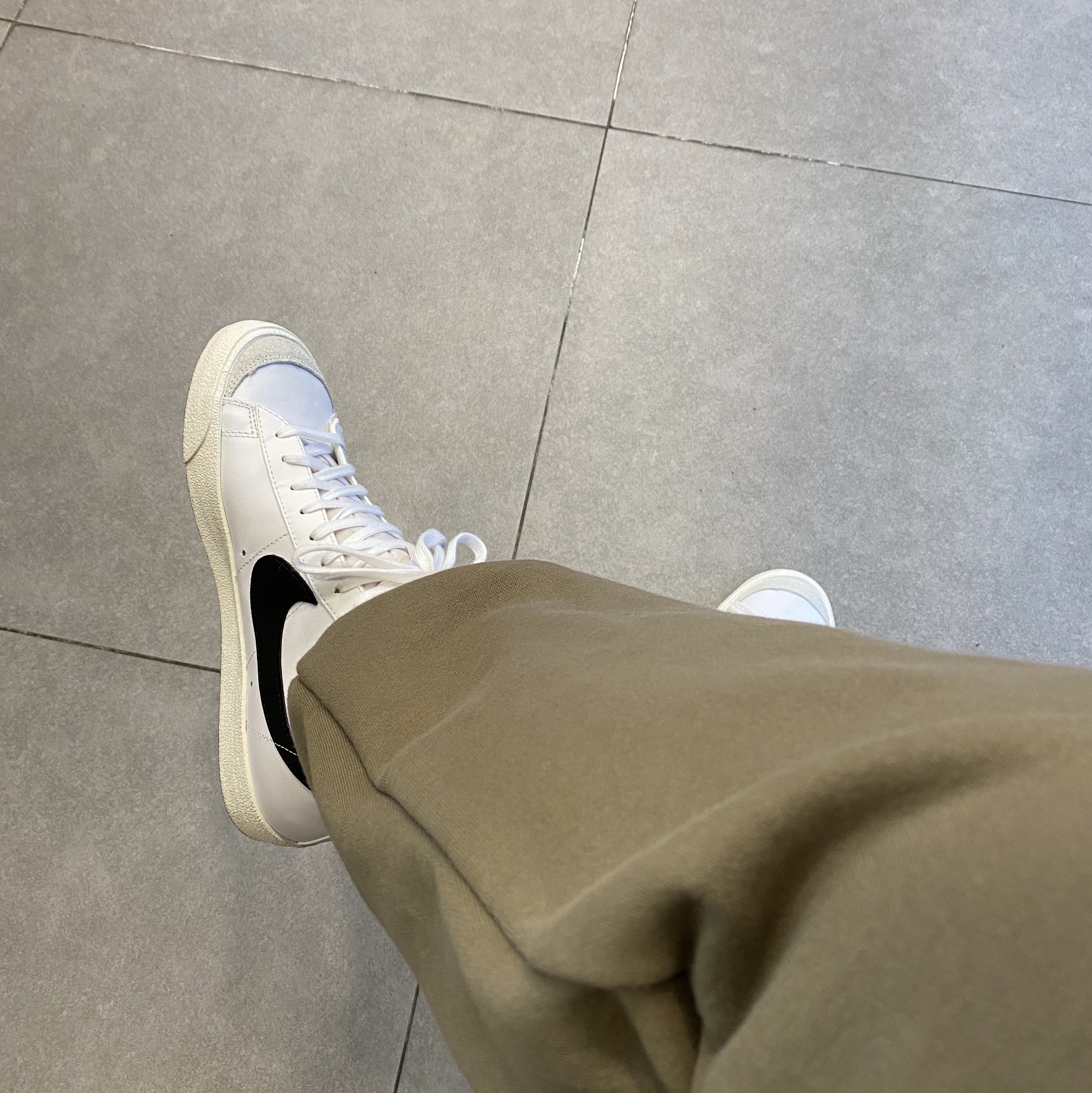 Nike Blazer Mid '77 Vintage White Black 착용 스타일 - 1