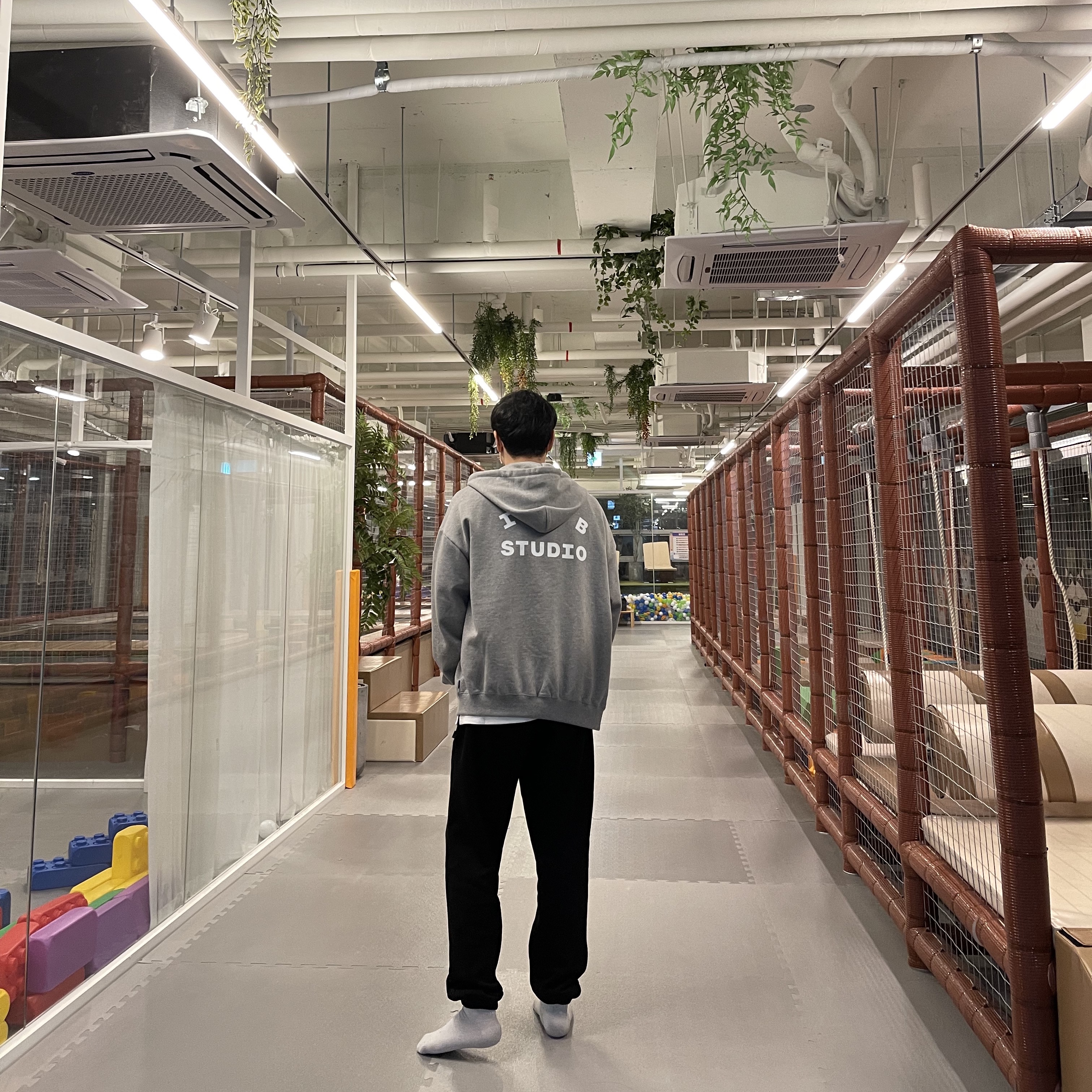 IAB Studio Zip-Up Hoodie Gray - 22FW, IAB Studio Sweatpants Black White - 22SS 착용 스타일 - 1