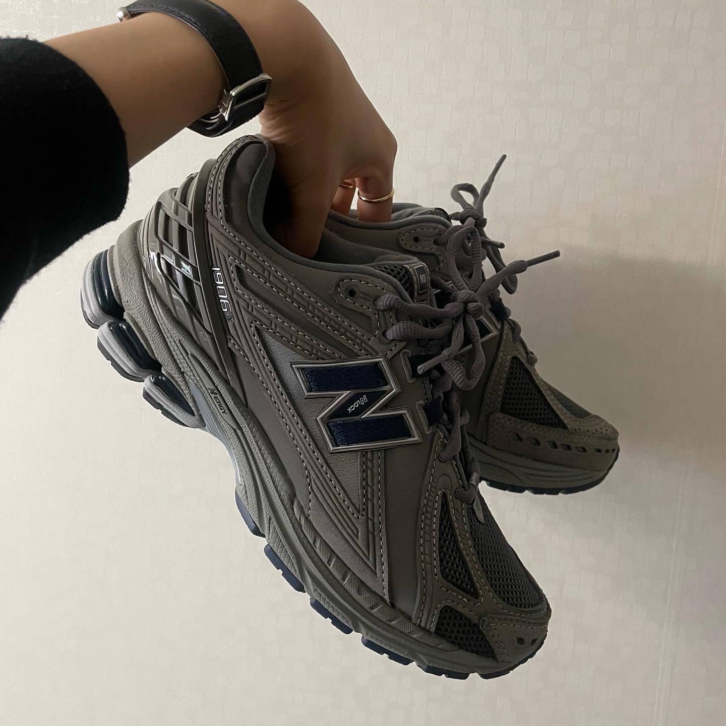 New Balance 1906R Charcoal Grey 착용 스타일