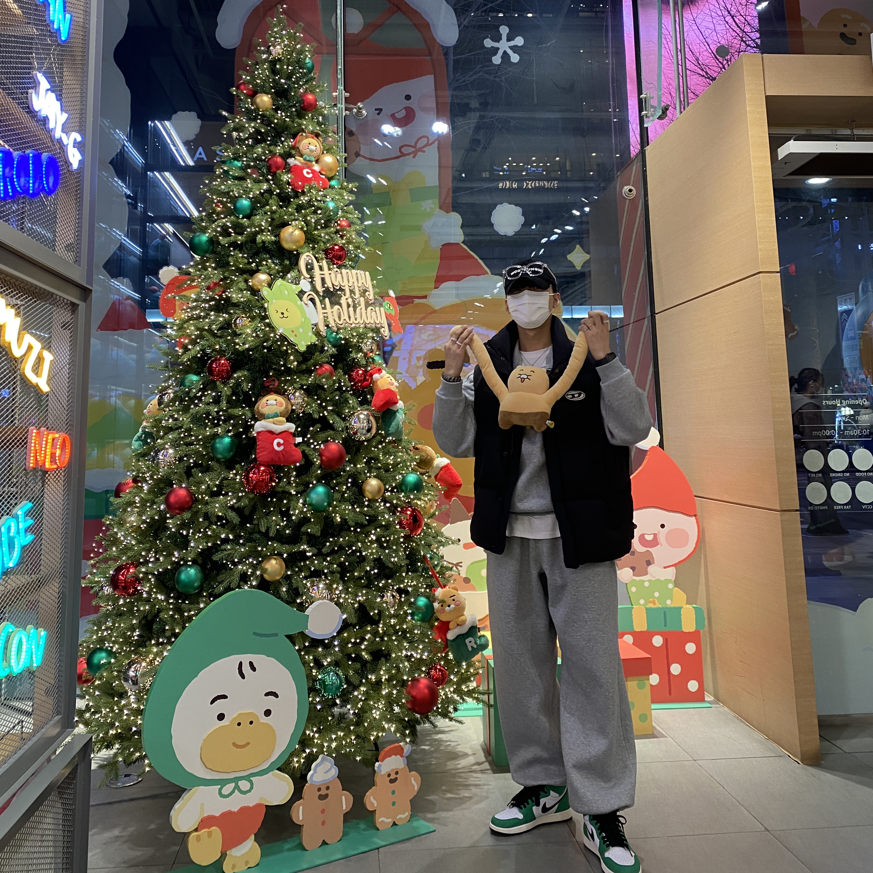 Wooyoungmi White Embroidered Logo Ball Cap Black, (W) Jordan 1 Retro High OG Lucky Green 착용 스타일 - 2