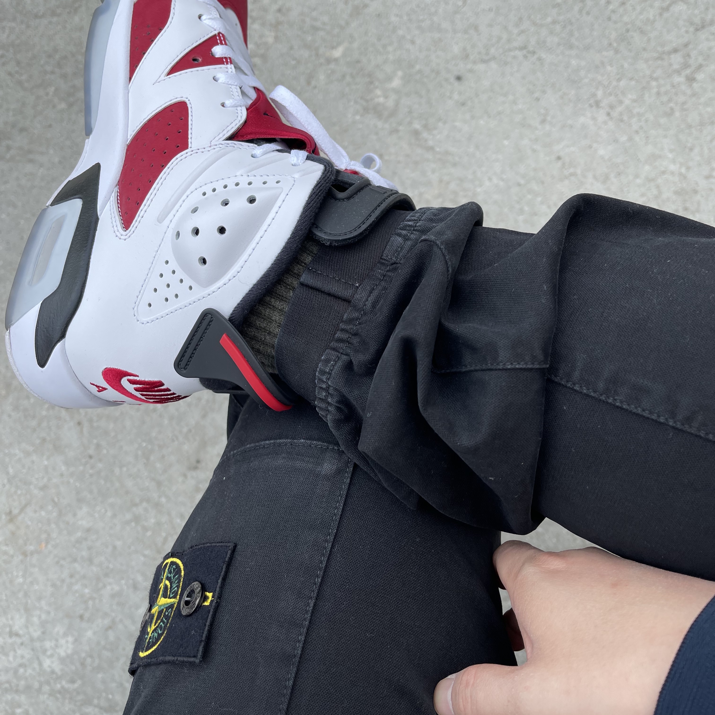 Stone Island 313L1 Old Dye Treatment Cargo Pants Black - 21FW, Jordan 6 Retro Carmine 2021 착용 스타일 - 1