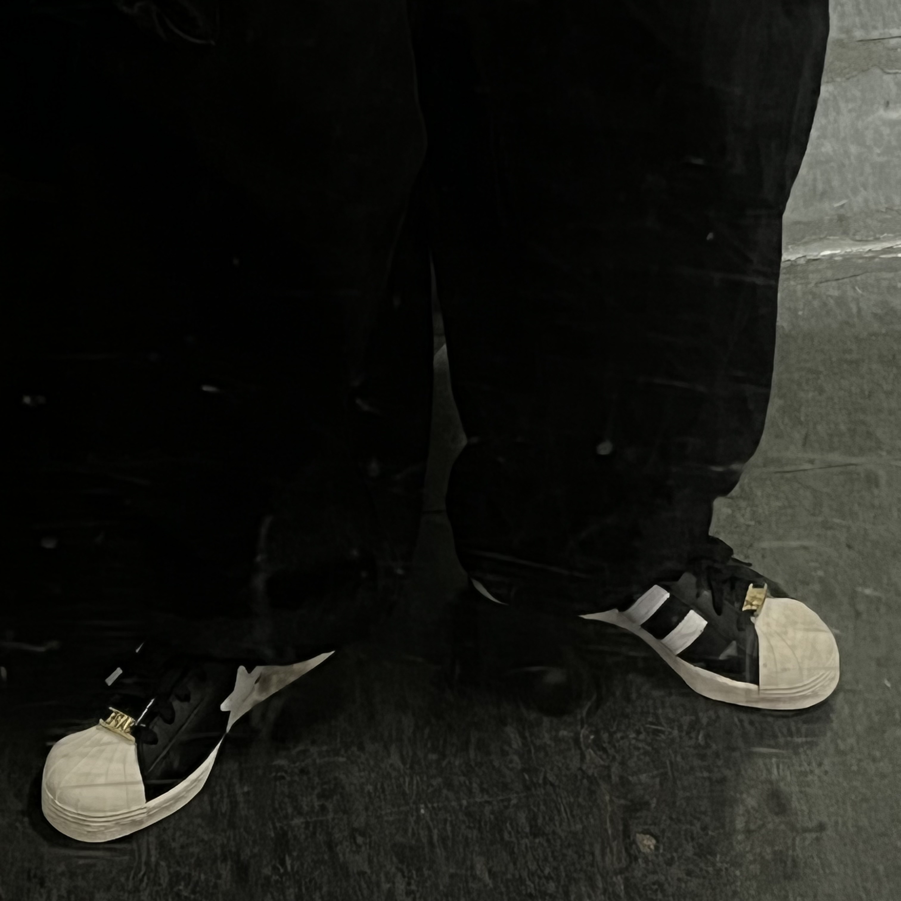 Adidas x BAPE Superstar 80s Core Black Off White 착용 스타일 - 2