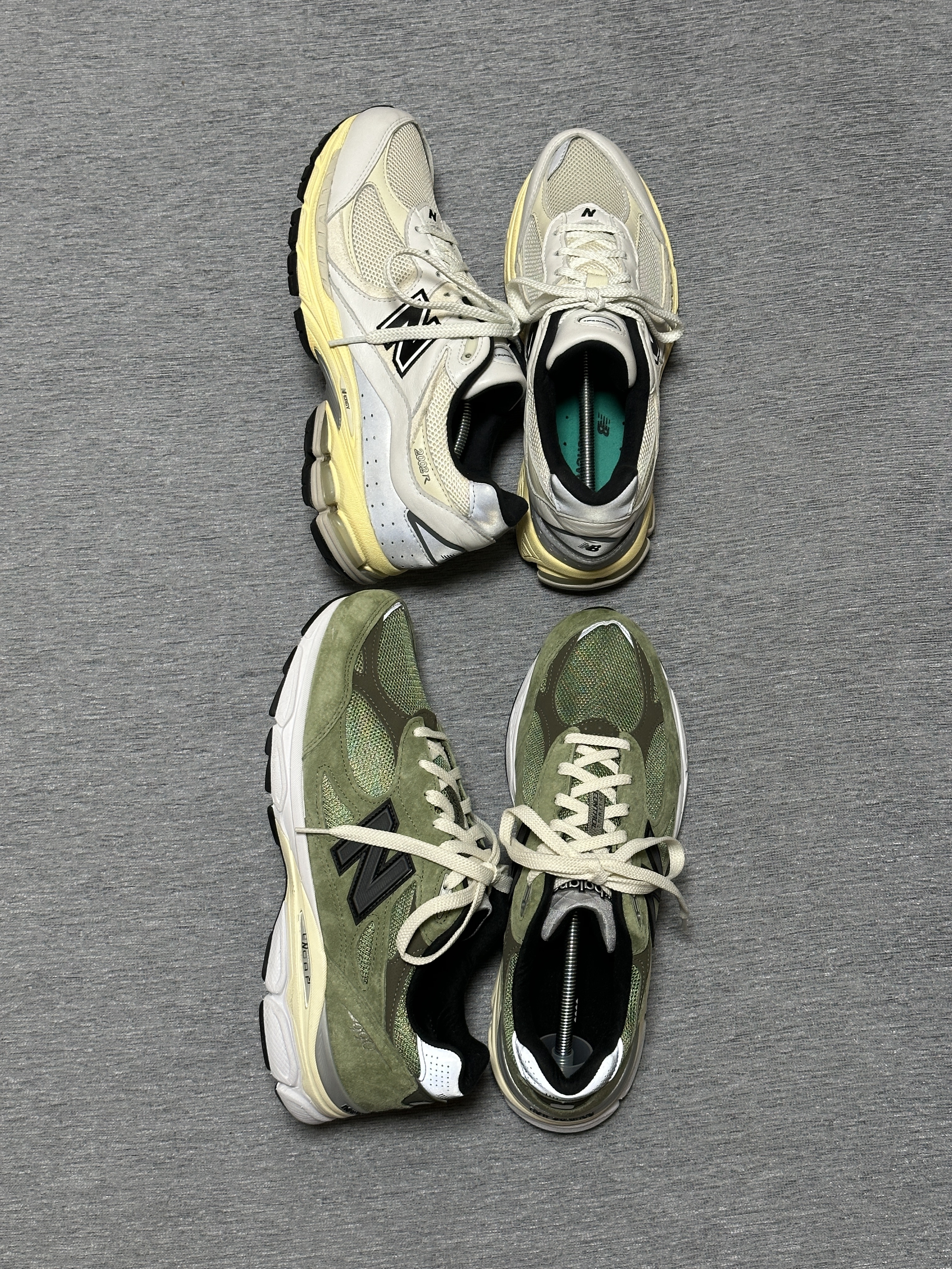 New Balance x JJJJound 990v3 Olive, New Balance x Thisisneverthat 2002R White 착용 스타일