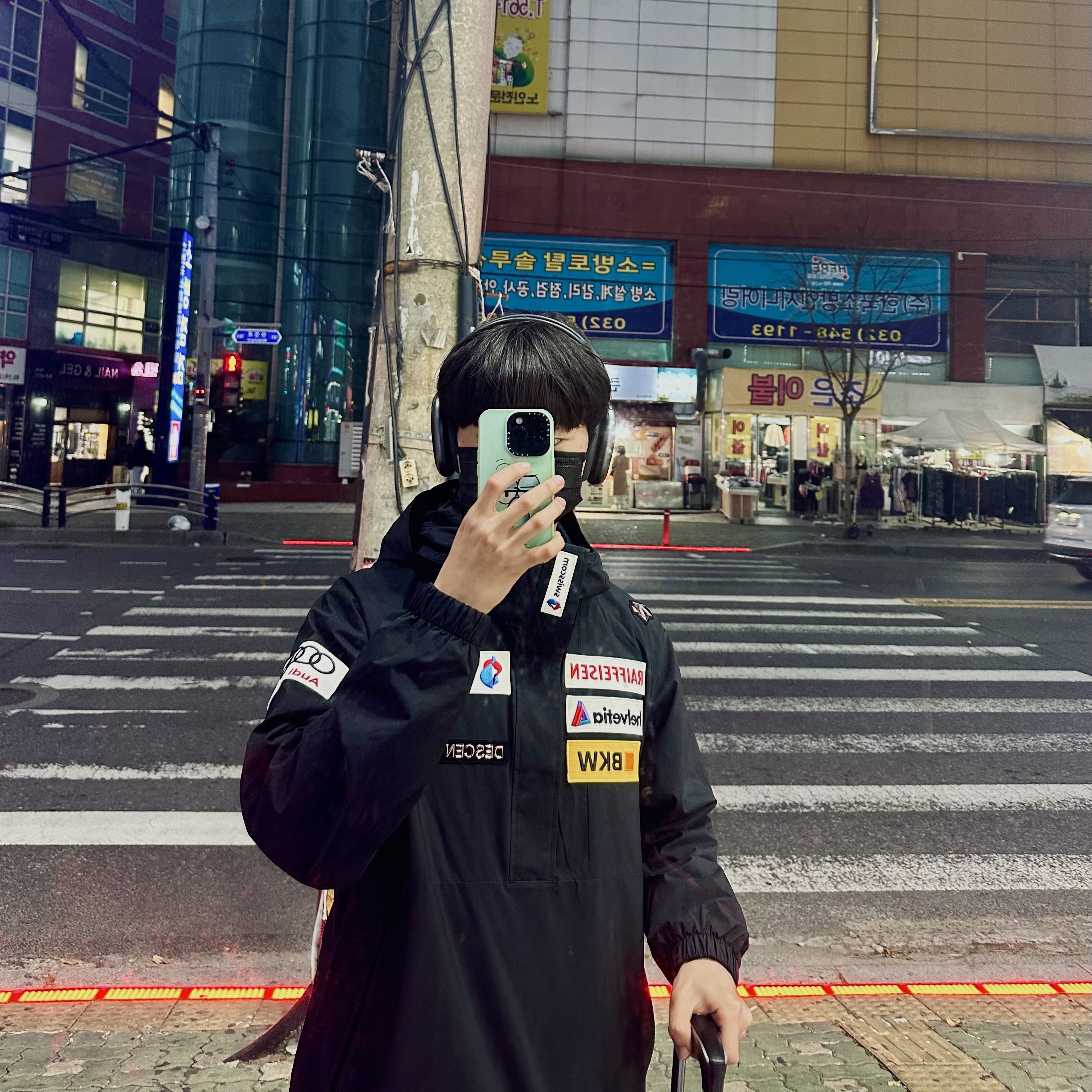 Apple AirPods Max Lightning Space Gray (Korean Ver.), Apple iPhone 14 Pro 256GB Space Black (Korean Ver.) 착용 스타일