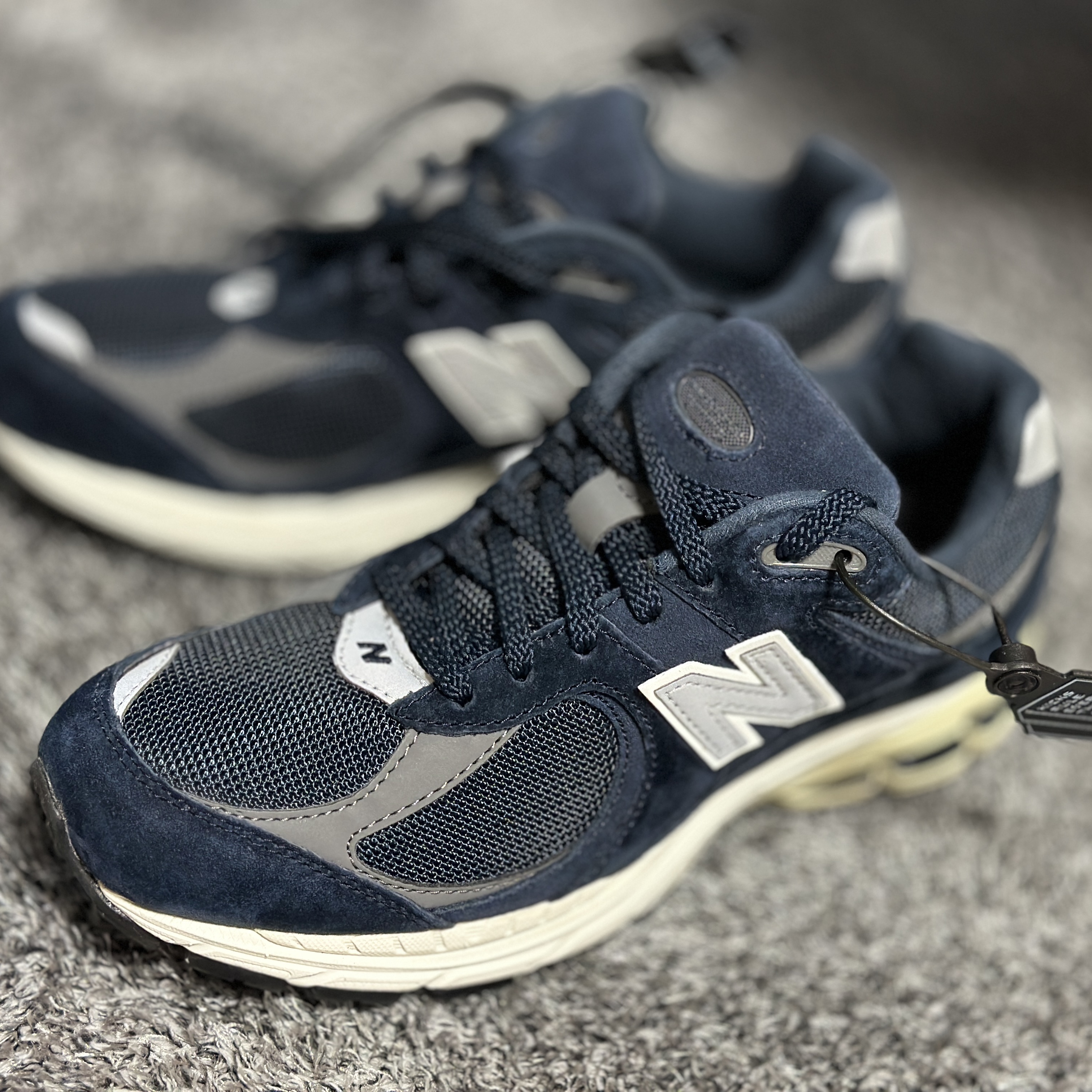 New Balance 2002R Eclipse Castlerock 착용 스타일 - 2