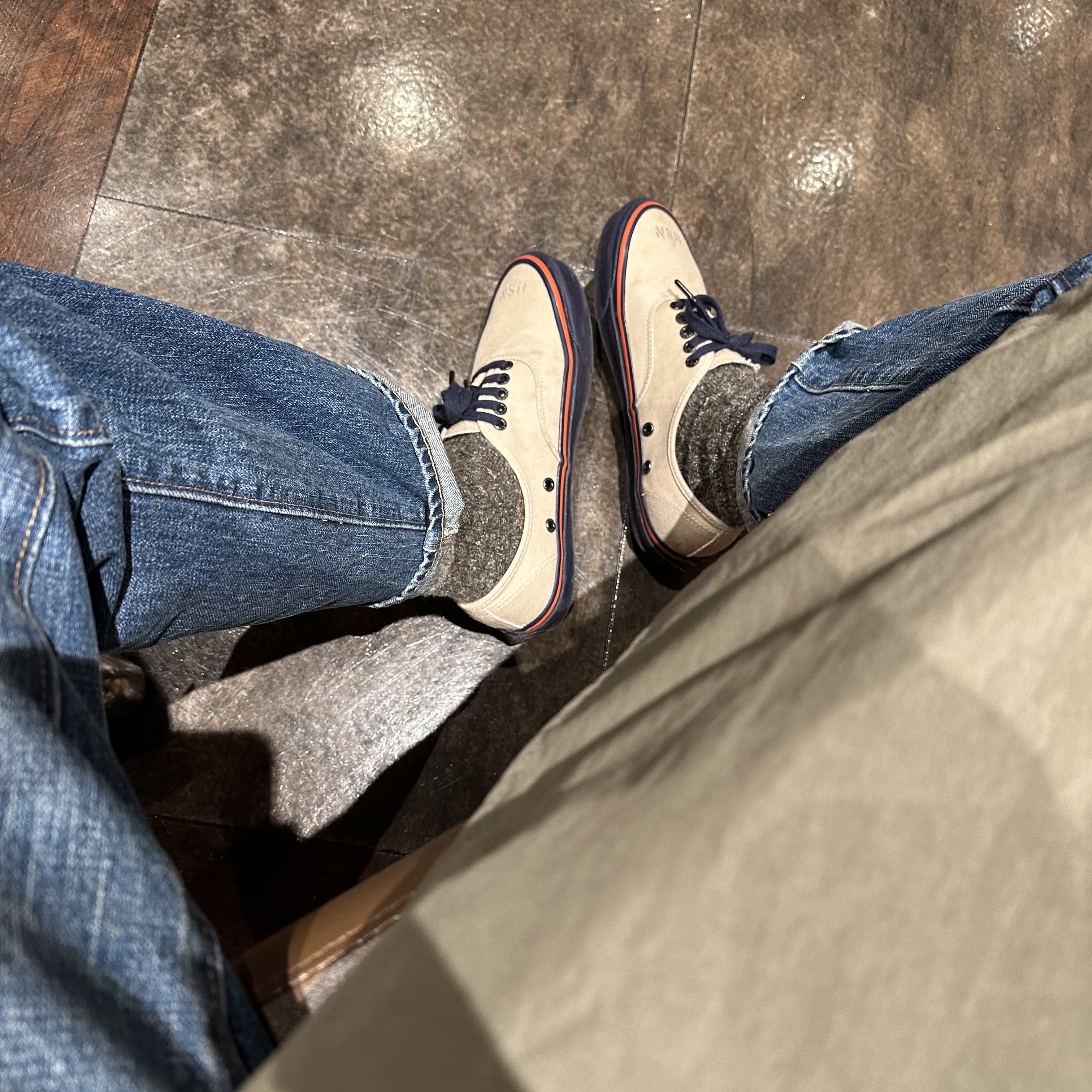 Vans Vault x Nigel Cabourn OG Authentic LX Worn White Navy 착용 스타일 - 2