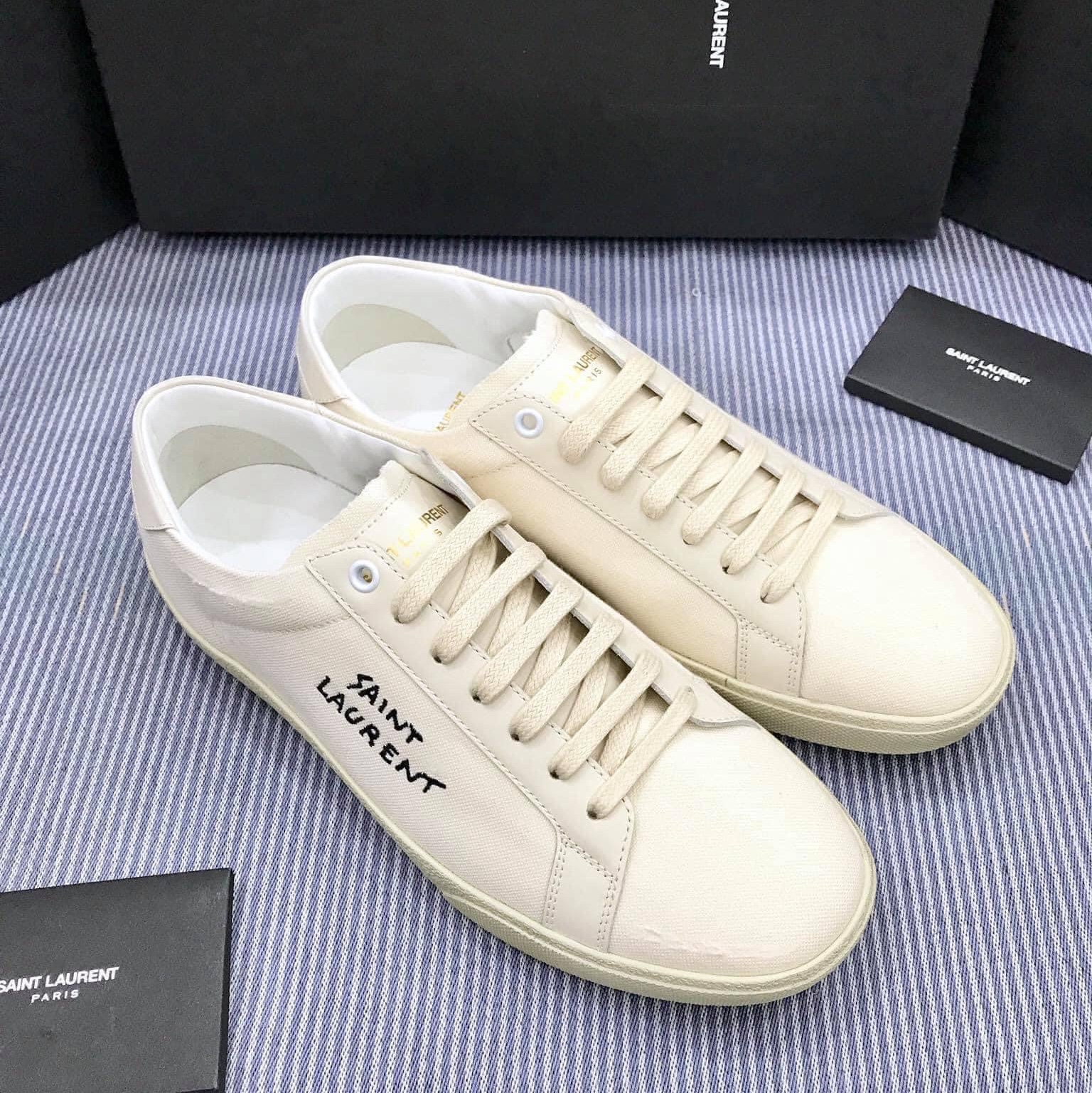 (W) Saint Laurent Court Classic SL/06 Sneakers Cream 착용 스타일