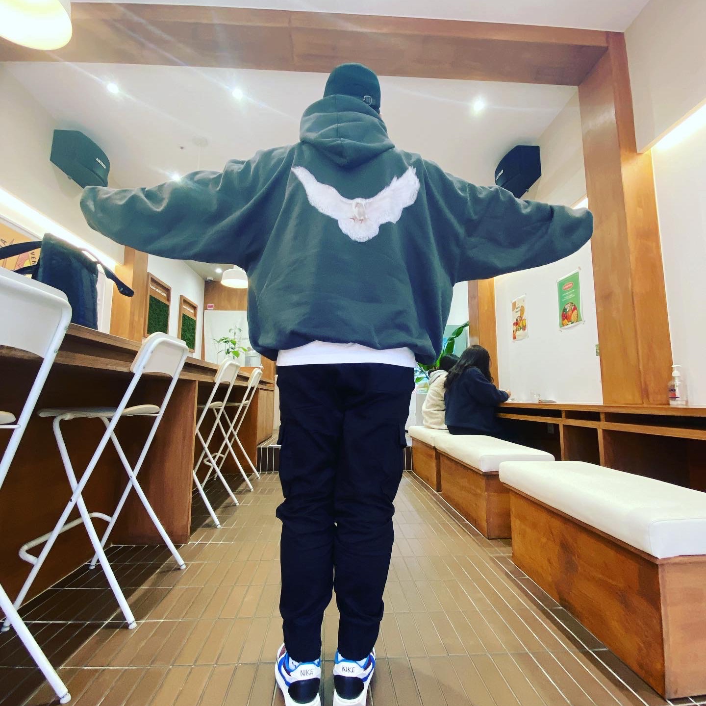 Yeezy Gap Engineered By Balenciaga Dove Hoodie Black, Nike x Sacai x Undercover LDWaffle Night Maroon Team Royal 착용 스타일