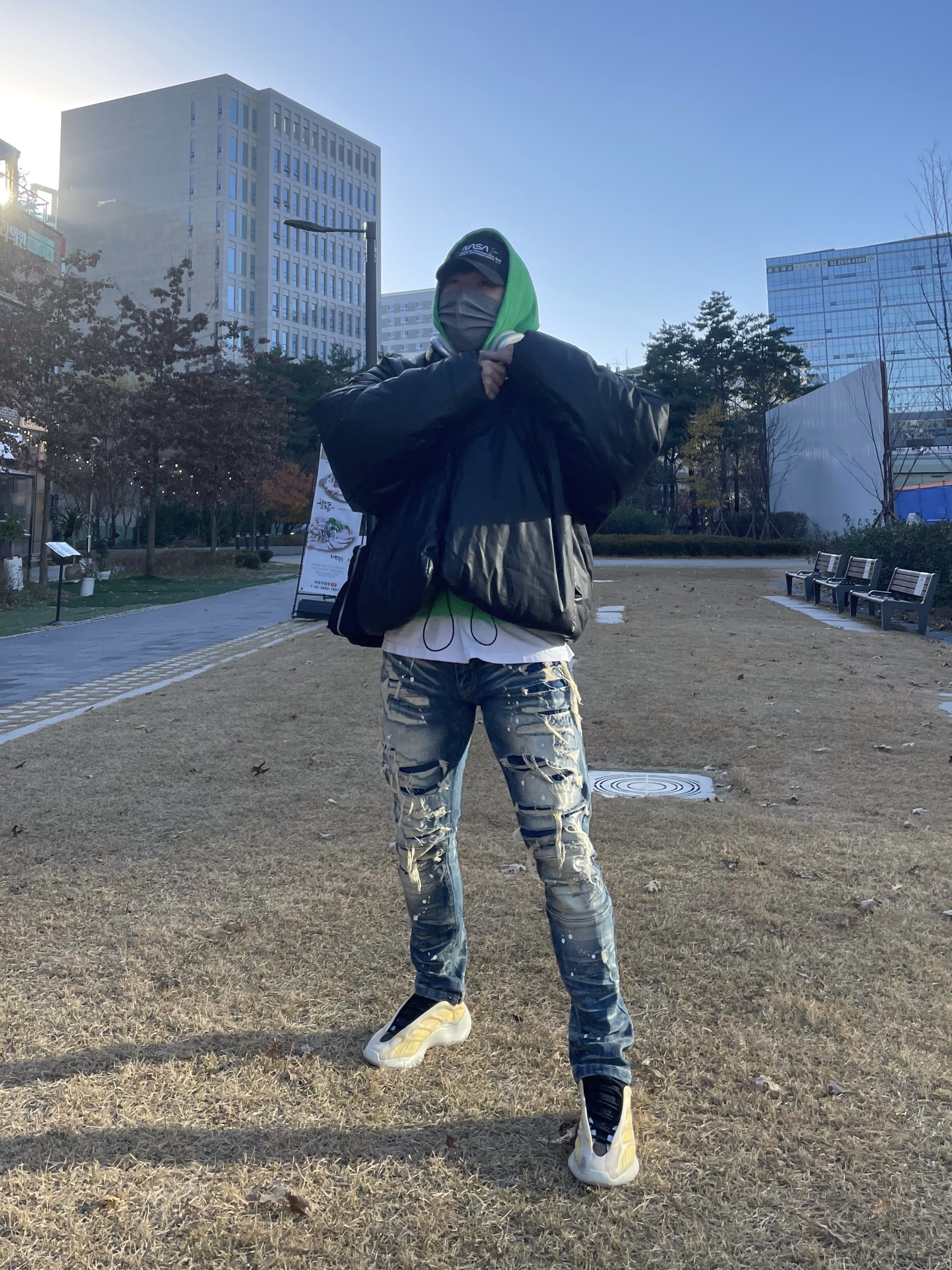 Yeezy Gap Round Jacket Black, Adidas Yeezy 700 V3 Mono Safflower 착용 스타일 - 2