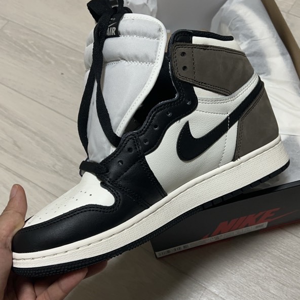 (GS) Jordan 1 Retro High OG Black Mocha 착용 스타일