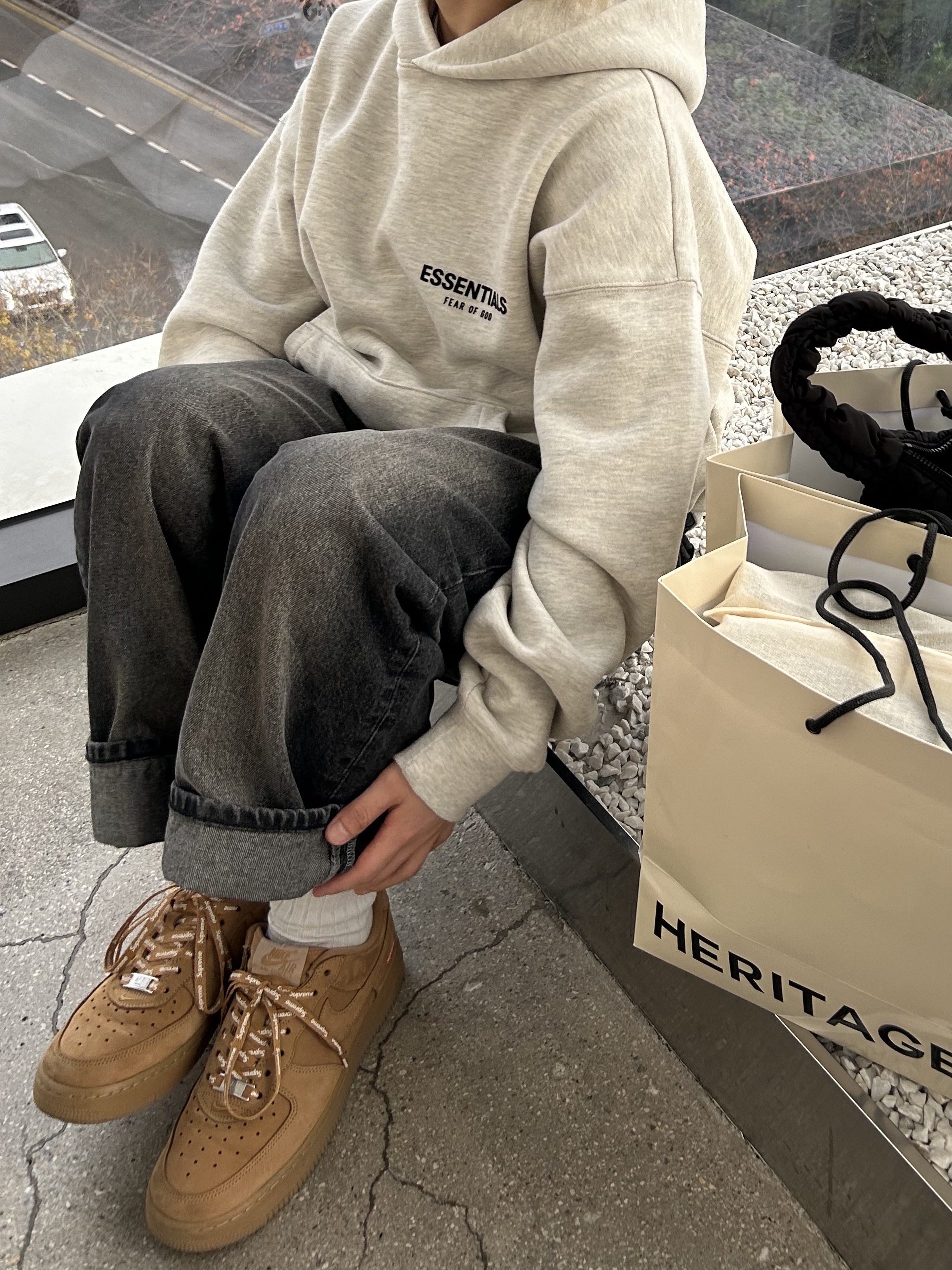 Nike x Supreme Air Force 1 Low Flax, Essentials The Core Collection Hoodie Light Oatmeal 착용 스타일 - 1