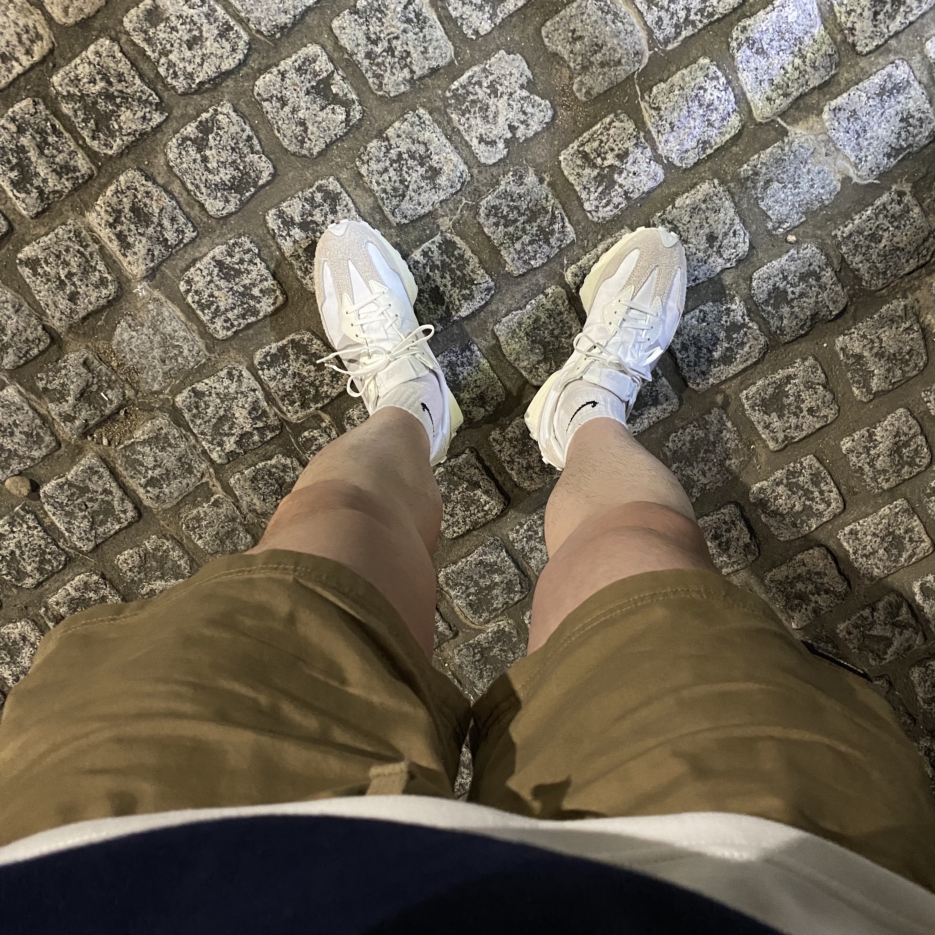 (W) New Balance 327 White Moonbeam, Carhartt Cargo Series Messenger Bag Black 착용 스타일 - 2