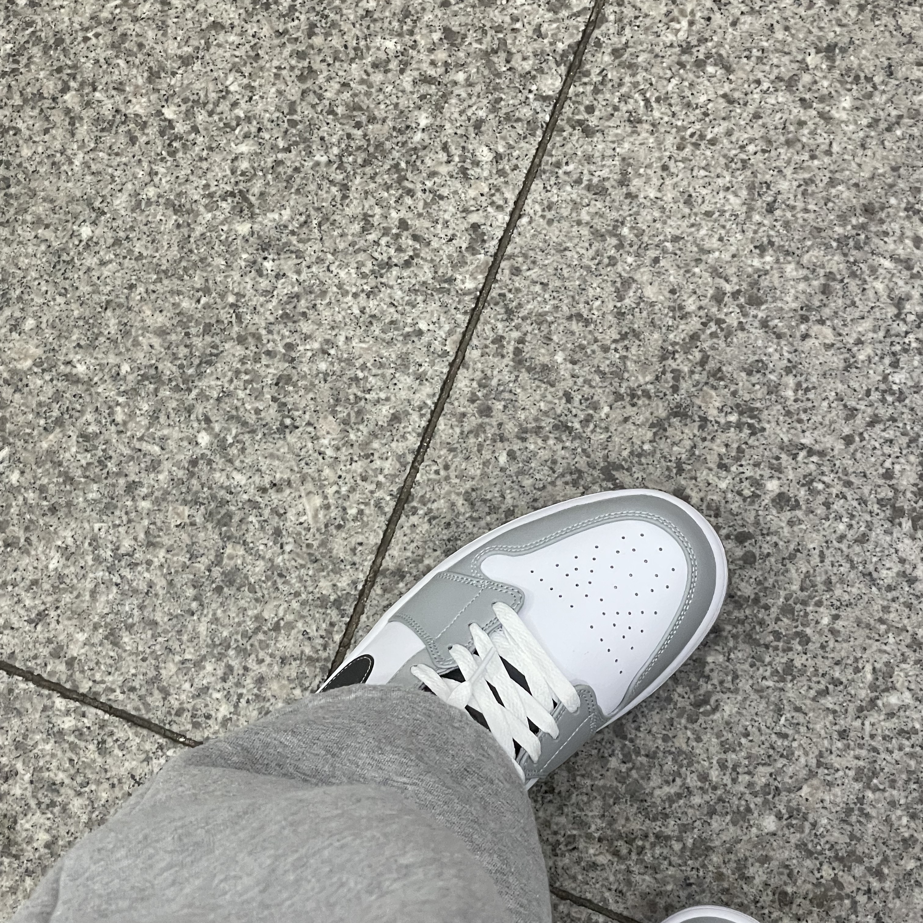 Jordan 1 Mid Light Smoke Grey Anthracite 착용 스타일 - 2