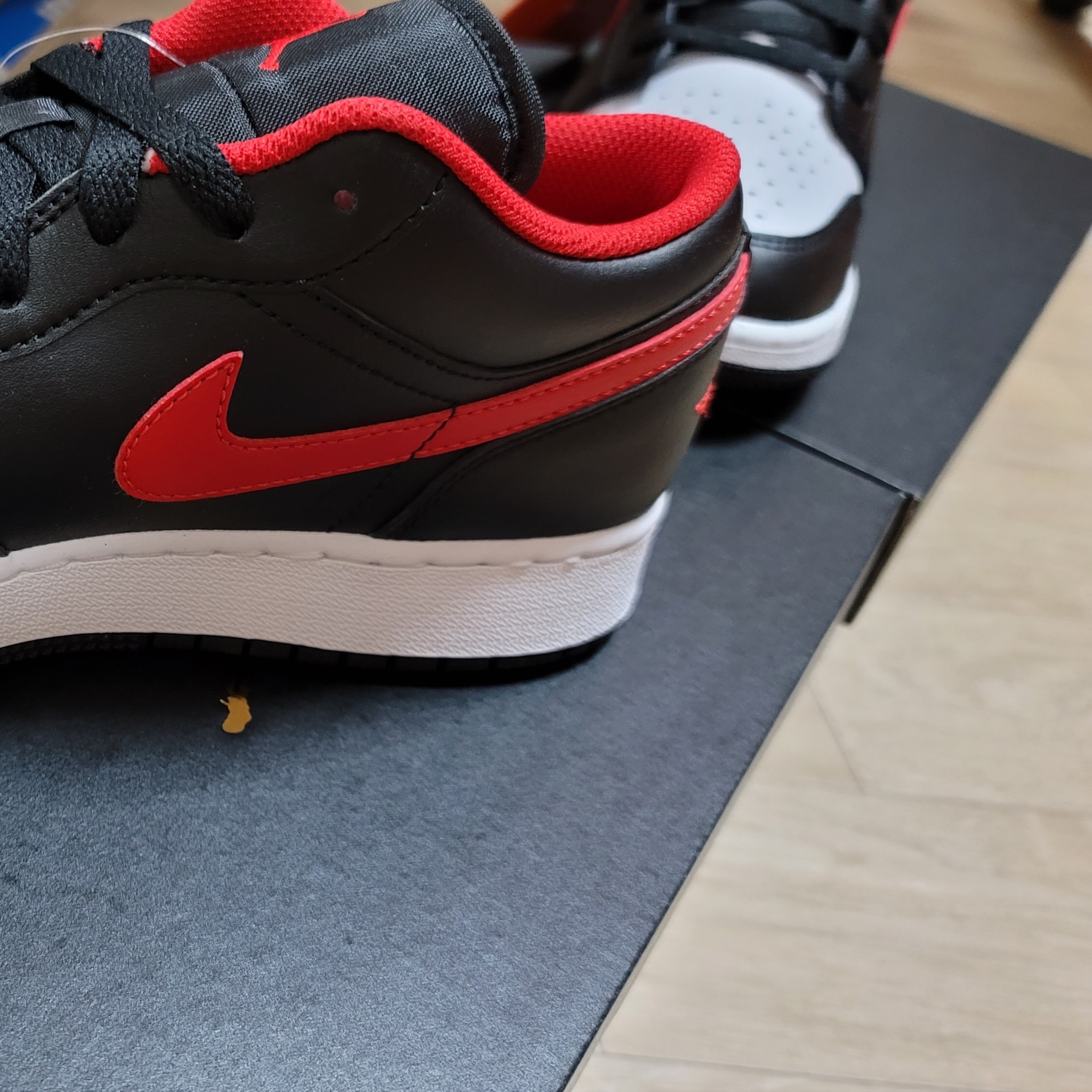 (GS) Jordan 1 Low Black Fire Red 착용 스타일