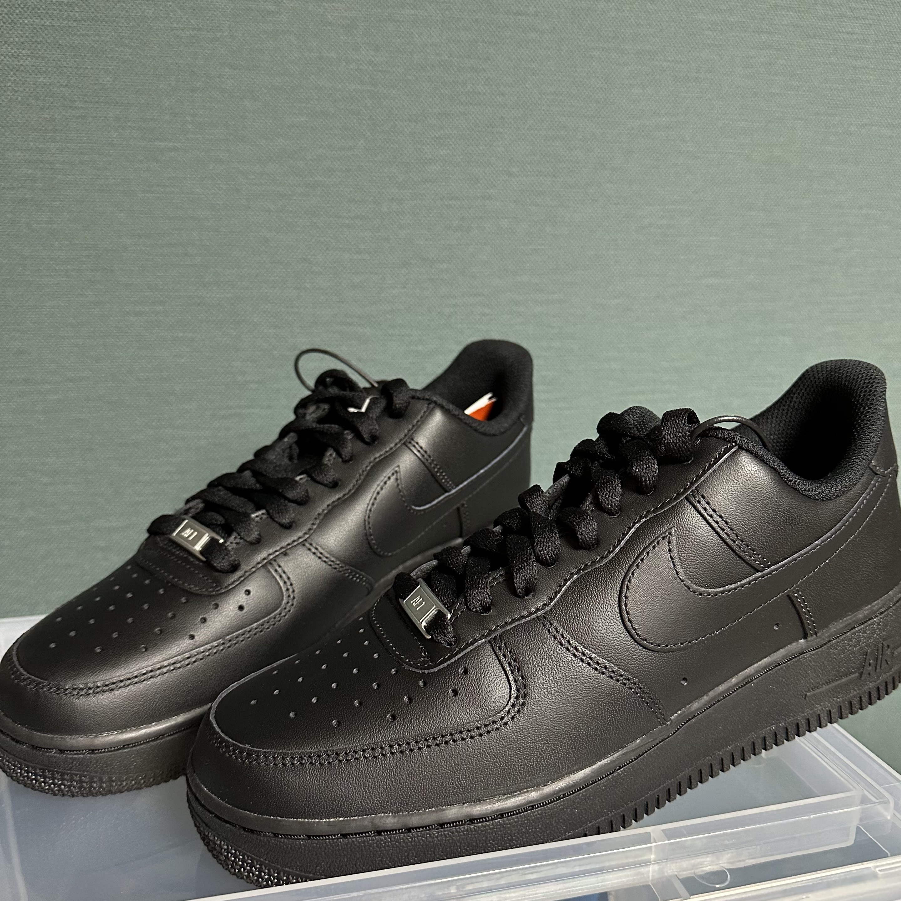 Nike Air Force 1 '07 Low Triple Black 착용 스타일