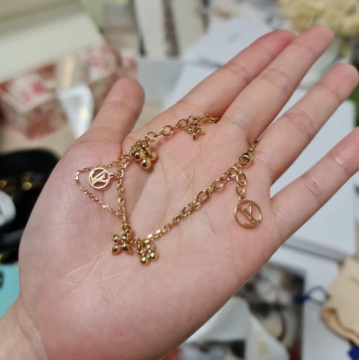 (W) Louis Vuitton Blooming Supple Bracelet Gold 착용 스타일