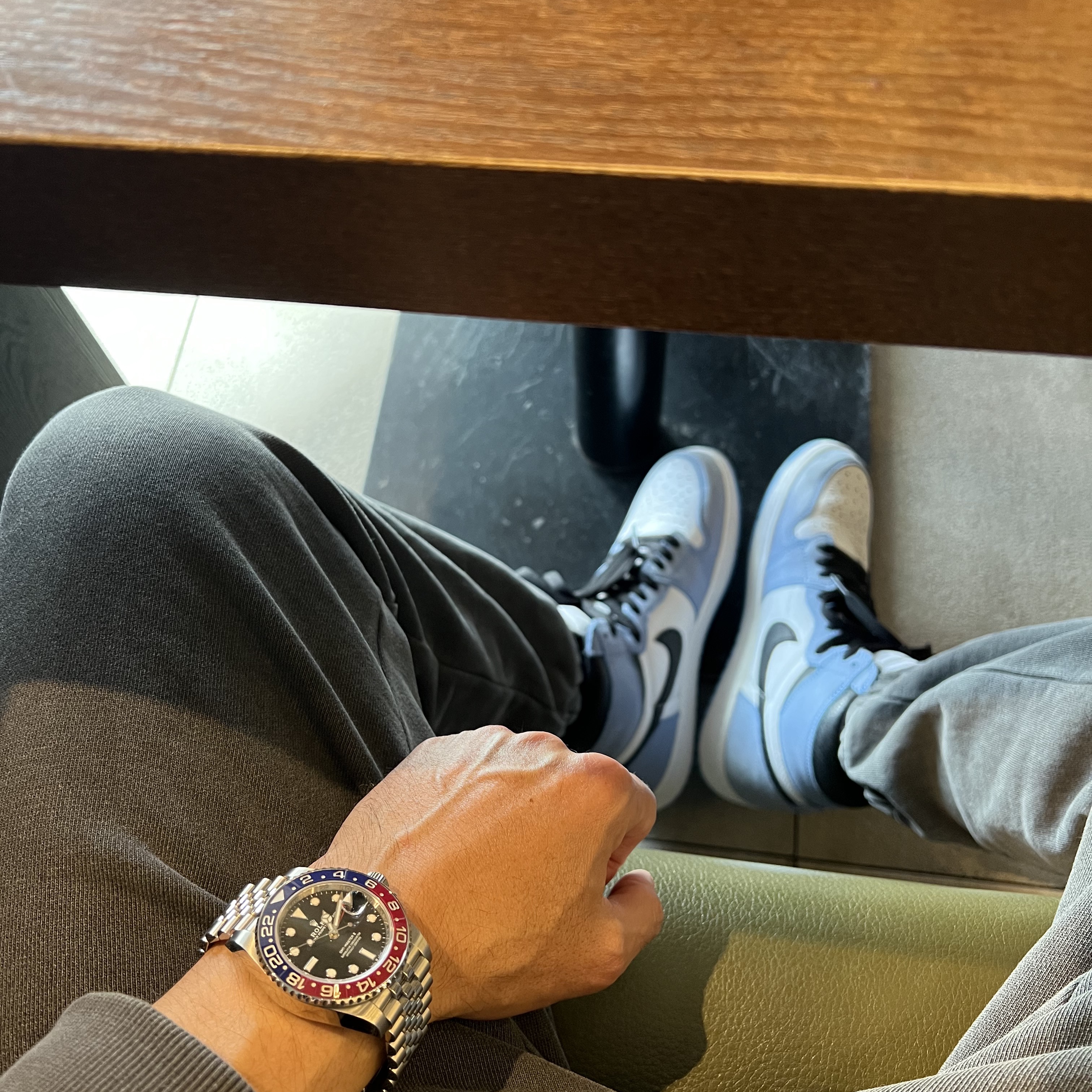 Rolex GMT-Master II 40mm 126710BLRO Black Jubilee, Jordan 1 Retro High OG University Blue 착용 스타일 - 1