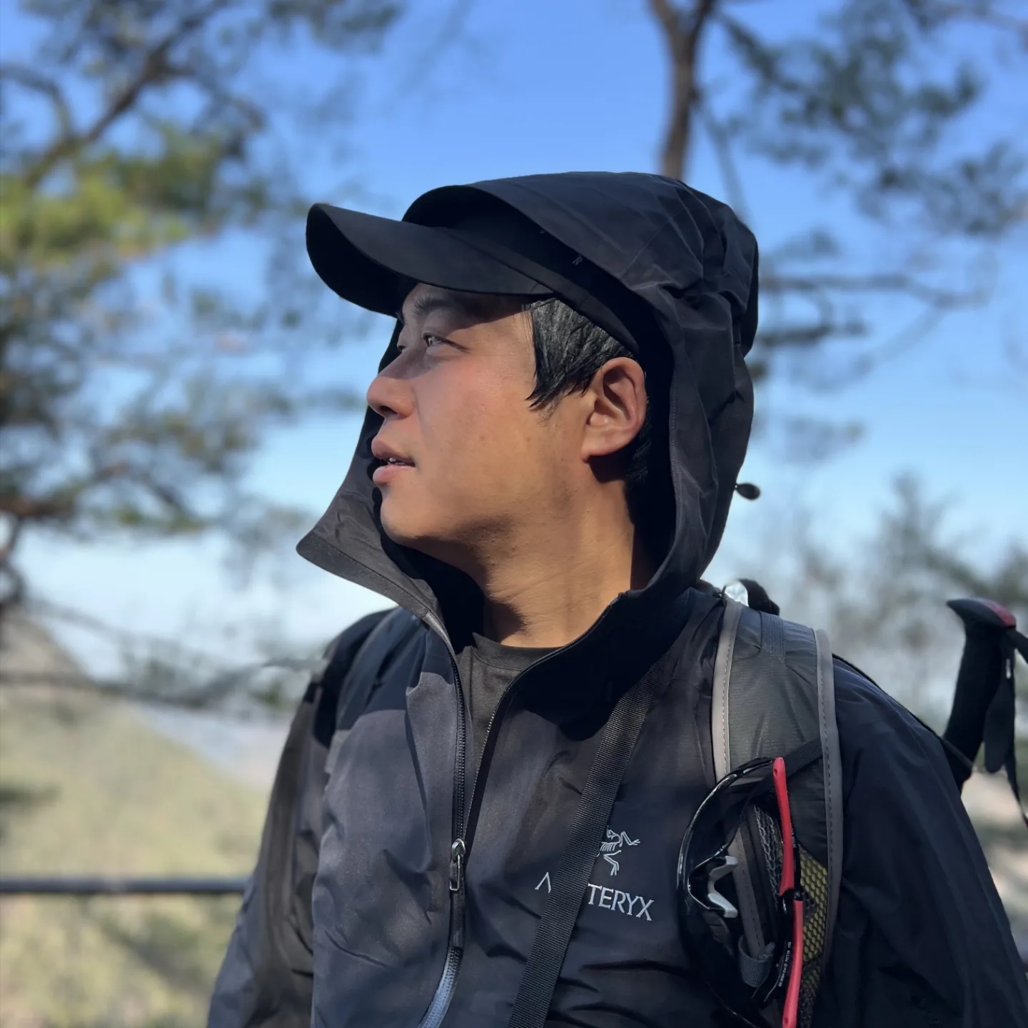 Arc'teryx Beta LT Jacket Black, Arc'teryx Calvus Cap Black 착용 스타일 - 1