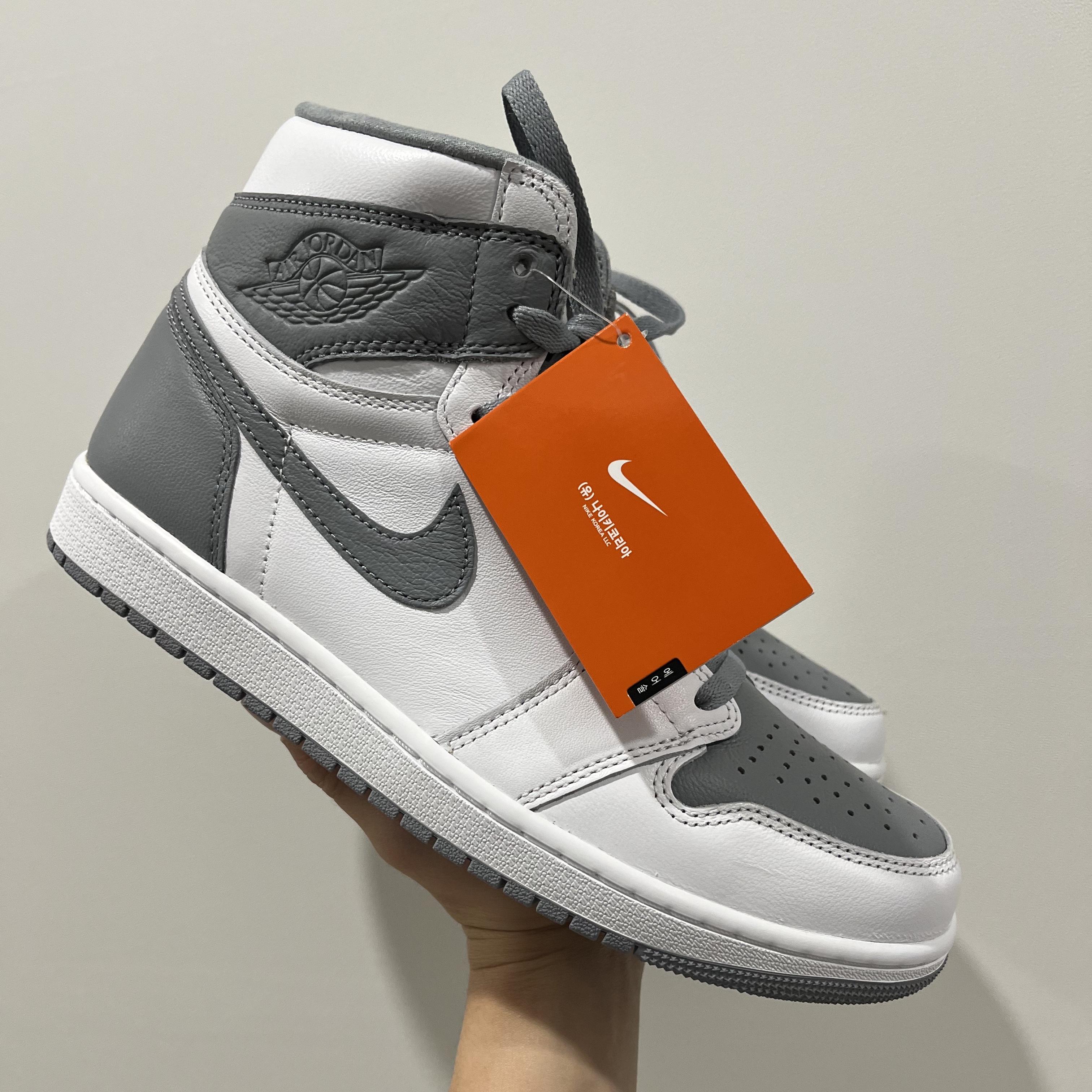 Jordan 1 Retro High OG Stealth 착용 스타일 - 1