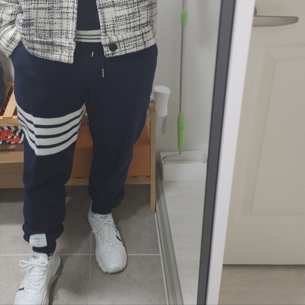Valentino Bounce Calfskin Sneakers White Black, Thom Browne Classic Loopback Engineered 4-Bar Classic Sweatpants Navy 착용 스타일