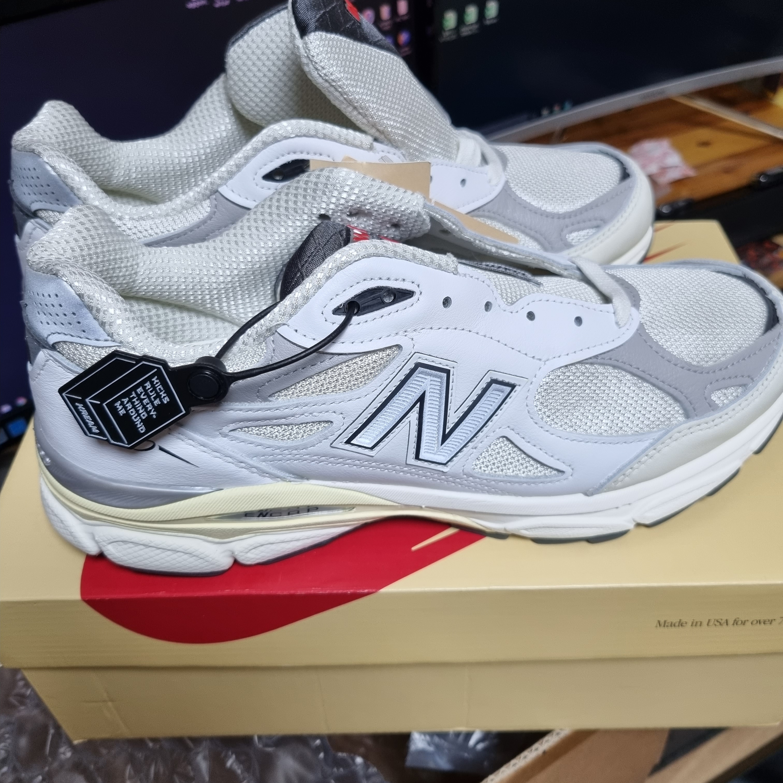 New Balance 990v3 Made in USA Sea Salt 착용 스타일 - 1