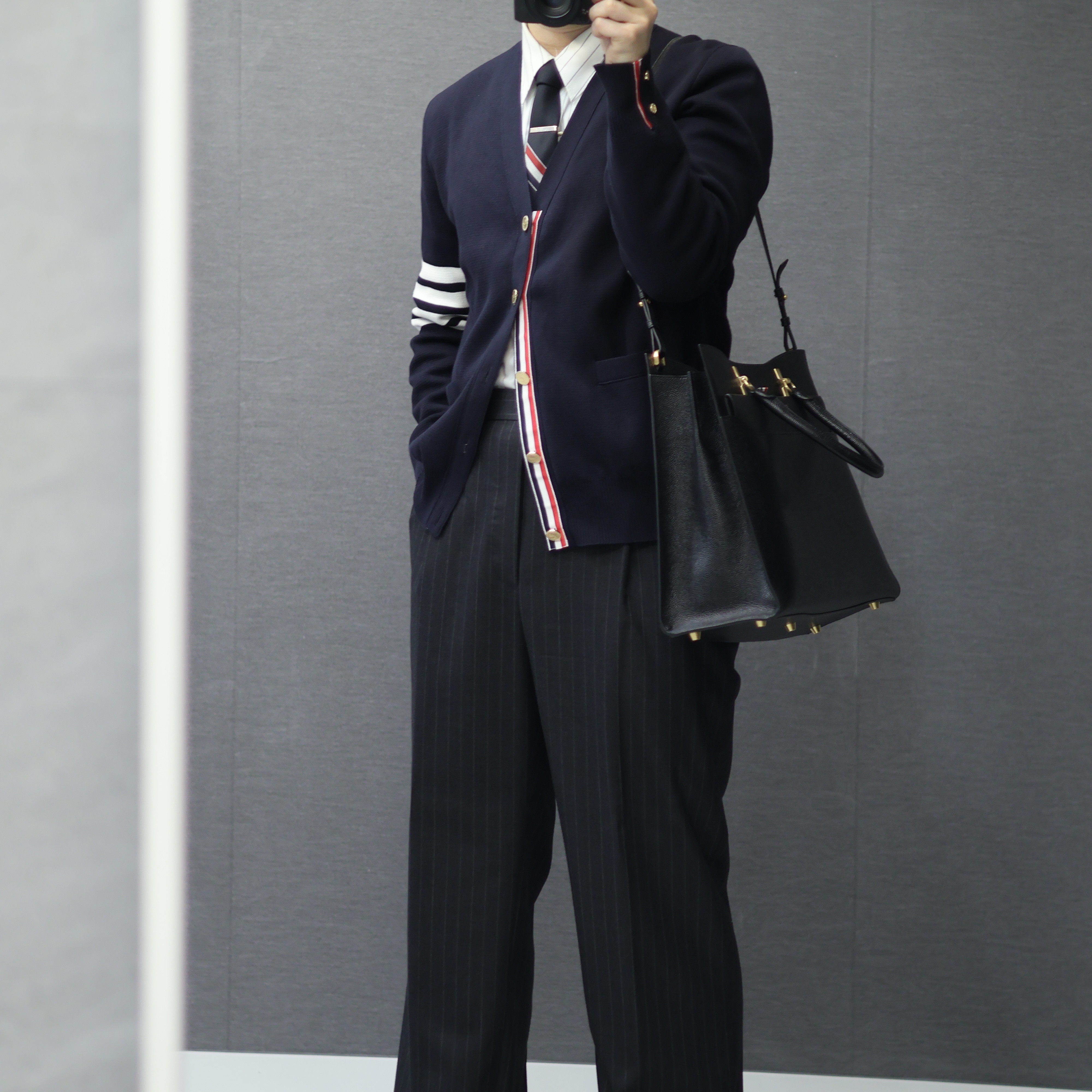 Thom Browne Milano Stitch 4-Bar Cardigan Navy, Thom Browne Engineered Stripe Necktie in Wool Navy 착용 스타일 - 1