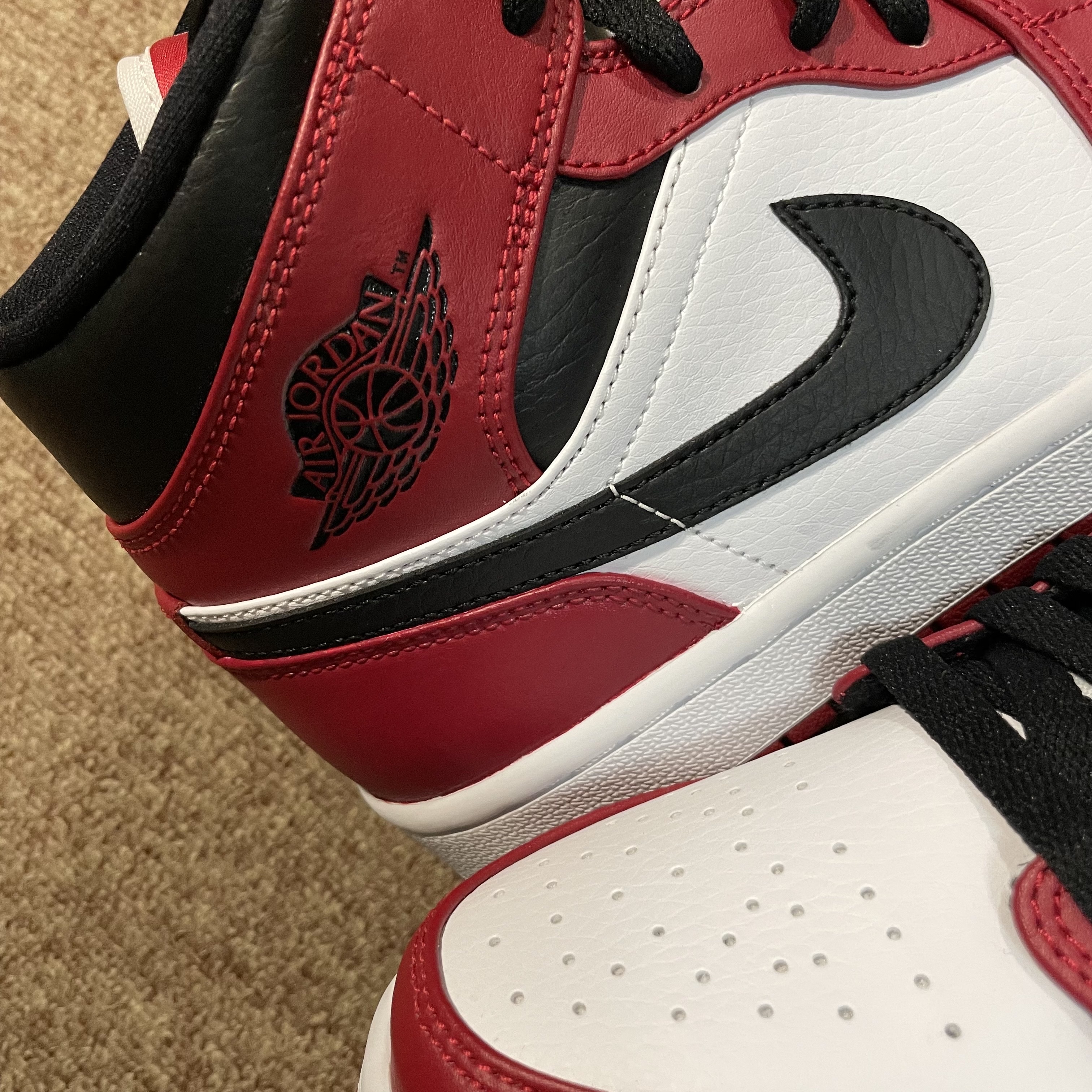 Jordan 1 Mid Chicago 2020 착용 스타일 - 2