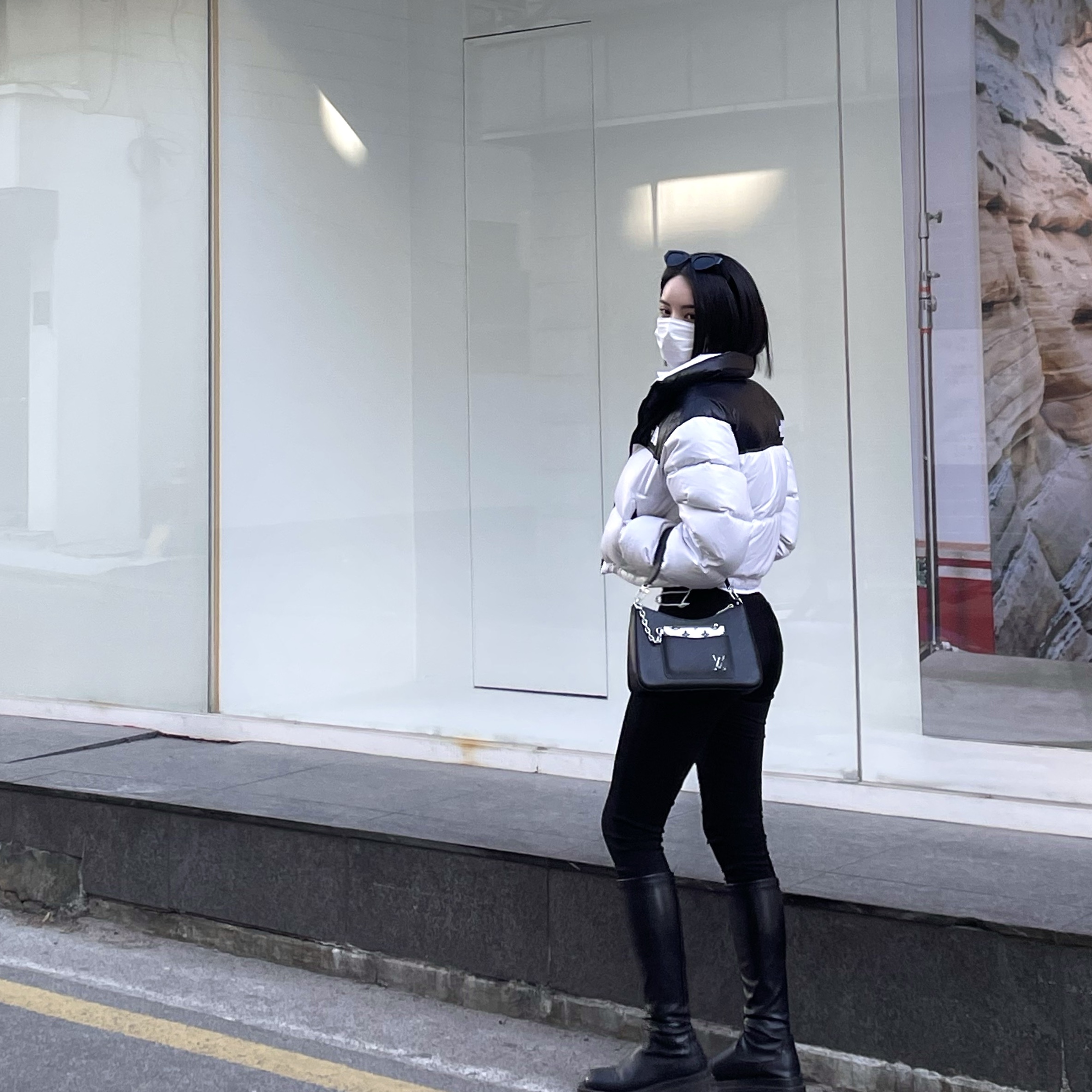 (W) The North Face Nuptse Short Jacket White Black, Louis Vuitton Marelle Epi Black 착용 스타일 - 1
