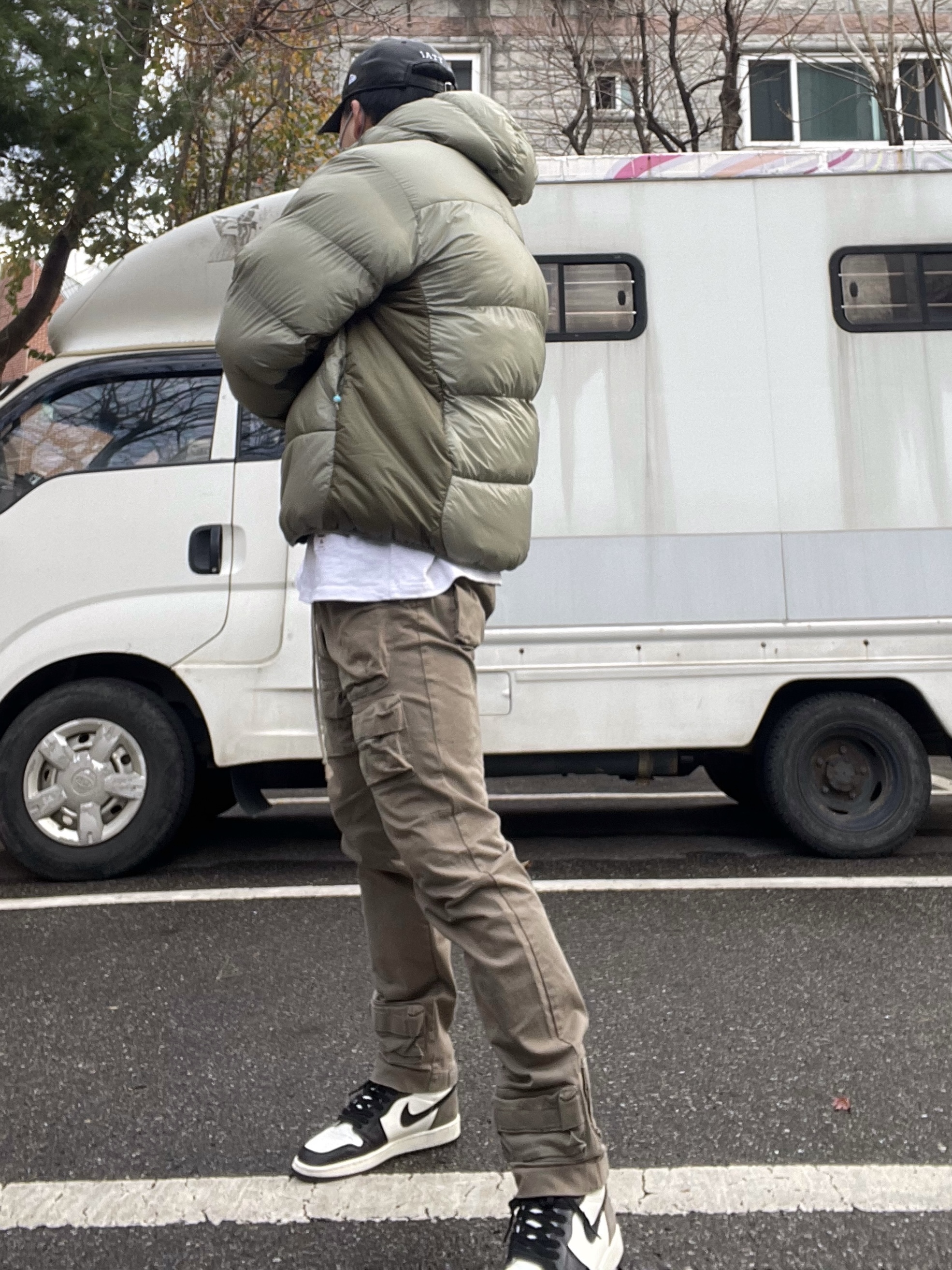 Nike ACG Therma-Fit ADV Lunar Lake Puffer Jacket Light Army - Asia, Jordan 1 Retro High OG Black Mocha 착용 스타일 - 2
