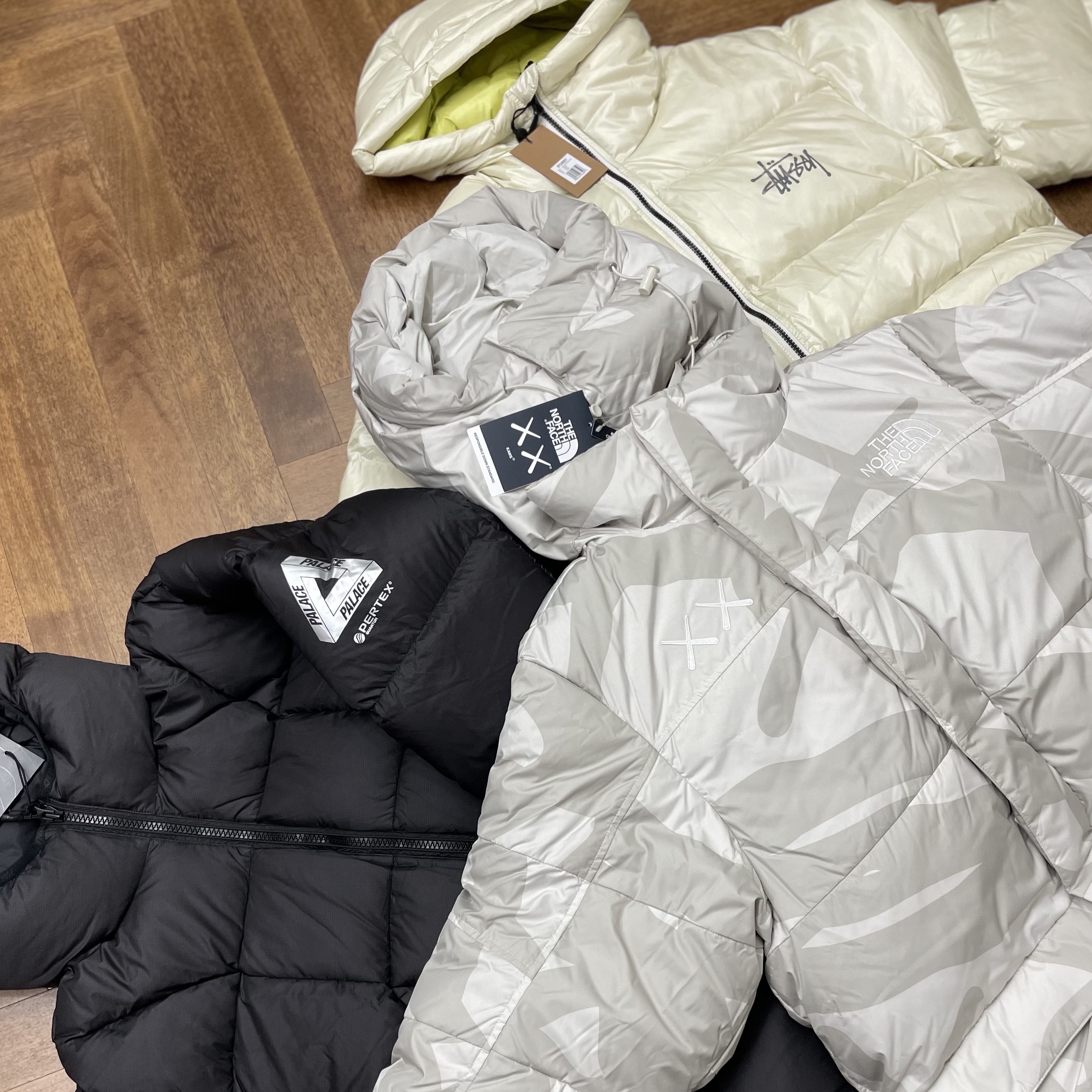 Palace Pertex Frost Balaclava Puffa Black - 22FW, The North Face x Kaws Retro 1994 Himalayan Parka Moonlight Ivory Print - 22FW 착용 스타일