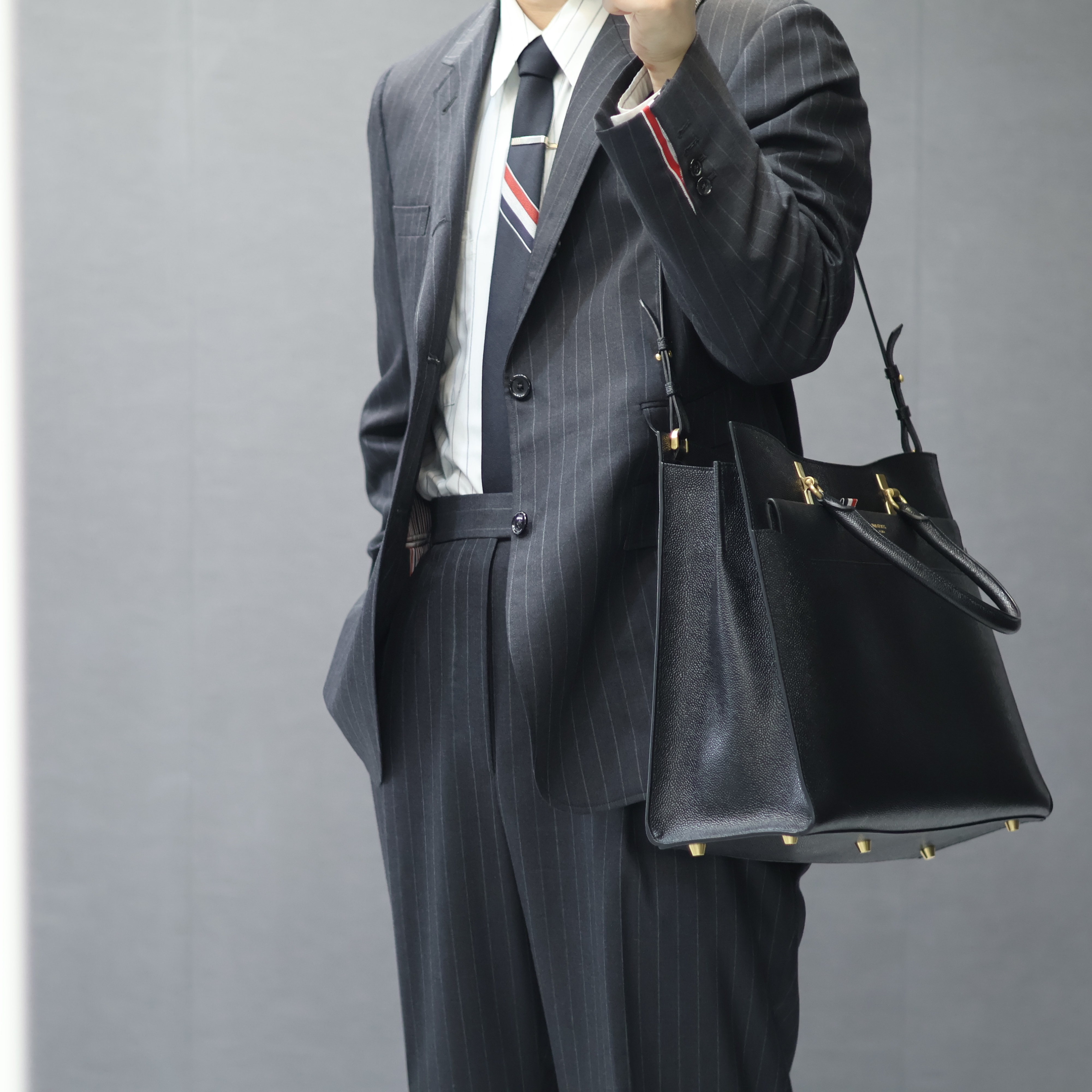 Thom Browne Engineered Stripe Necktie in Wool Navy 착용 스타일