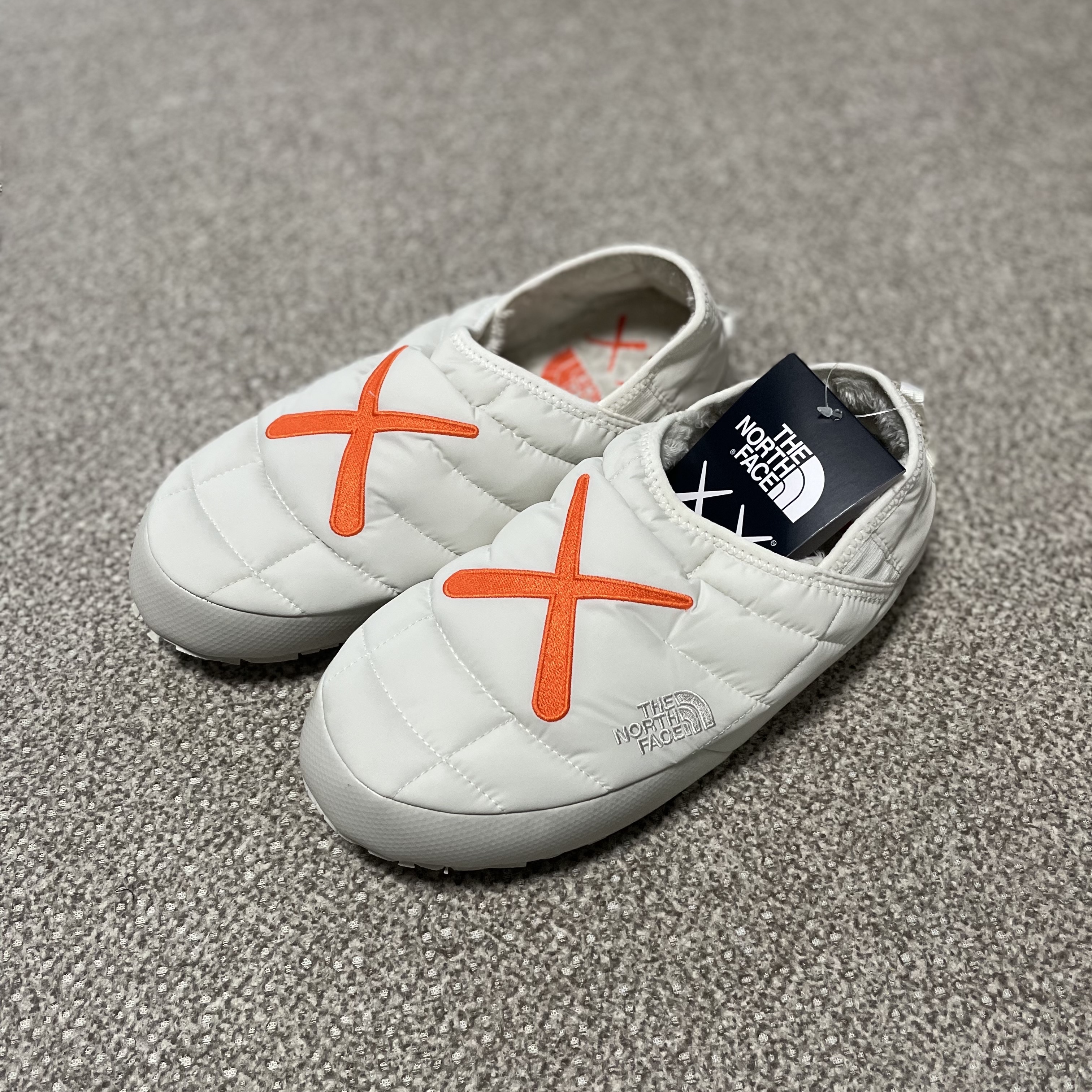 The North Face x Kaws Thermoball Traction Mule VS Moonlight Ivory Orange - 22FW 착용 스타일