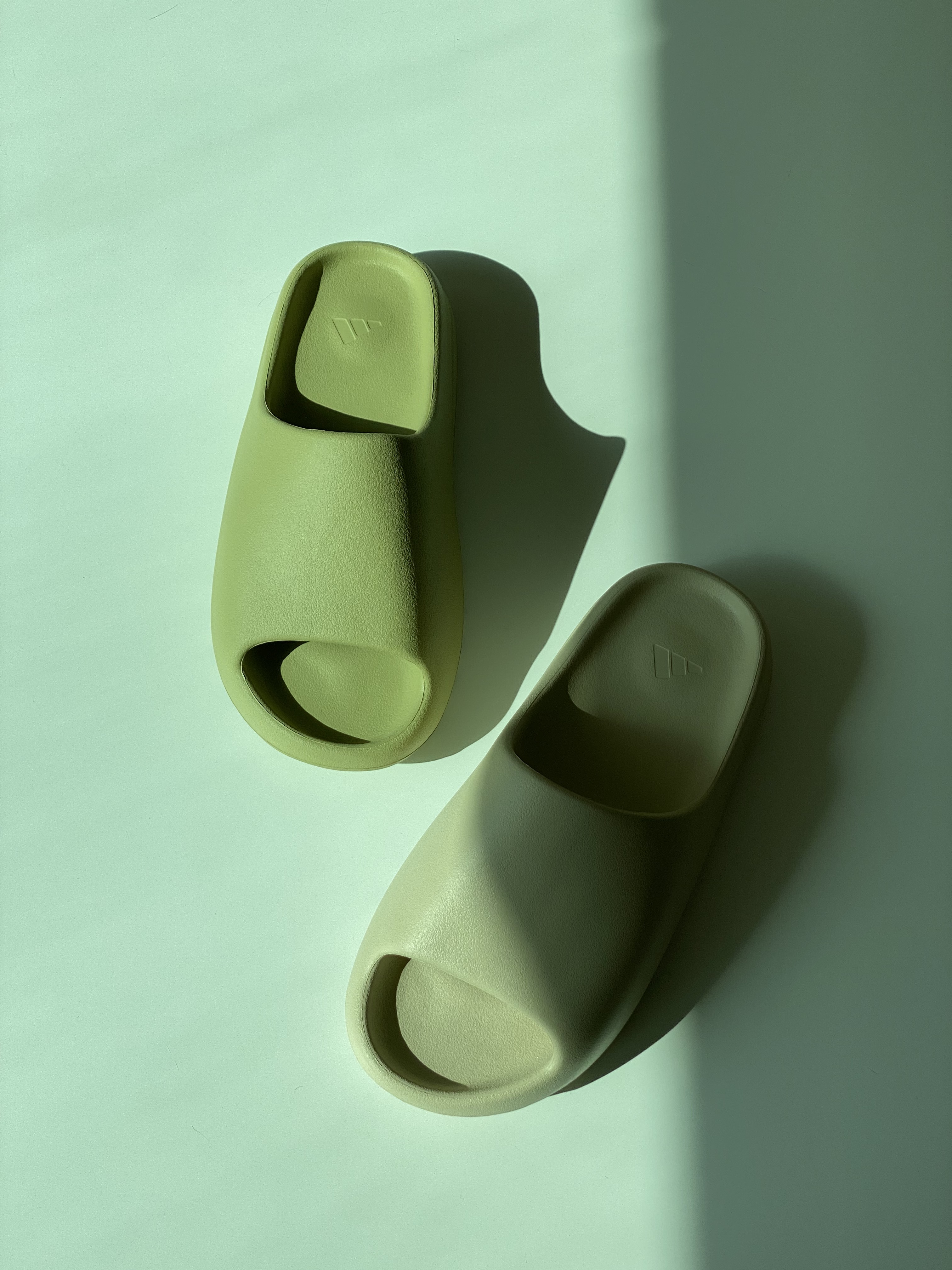 Adidas Yeezy Slide Bone 2022/2023, Adidas Yeezy Slide Resin 2022 착용 스타일