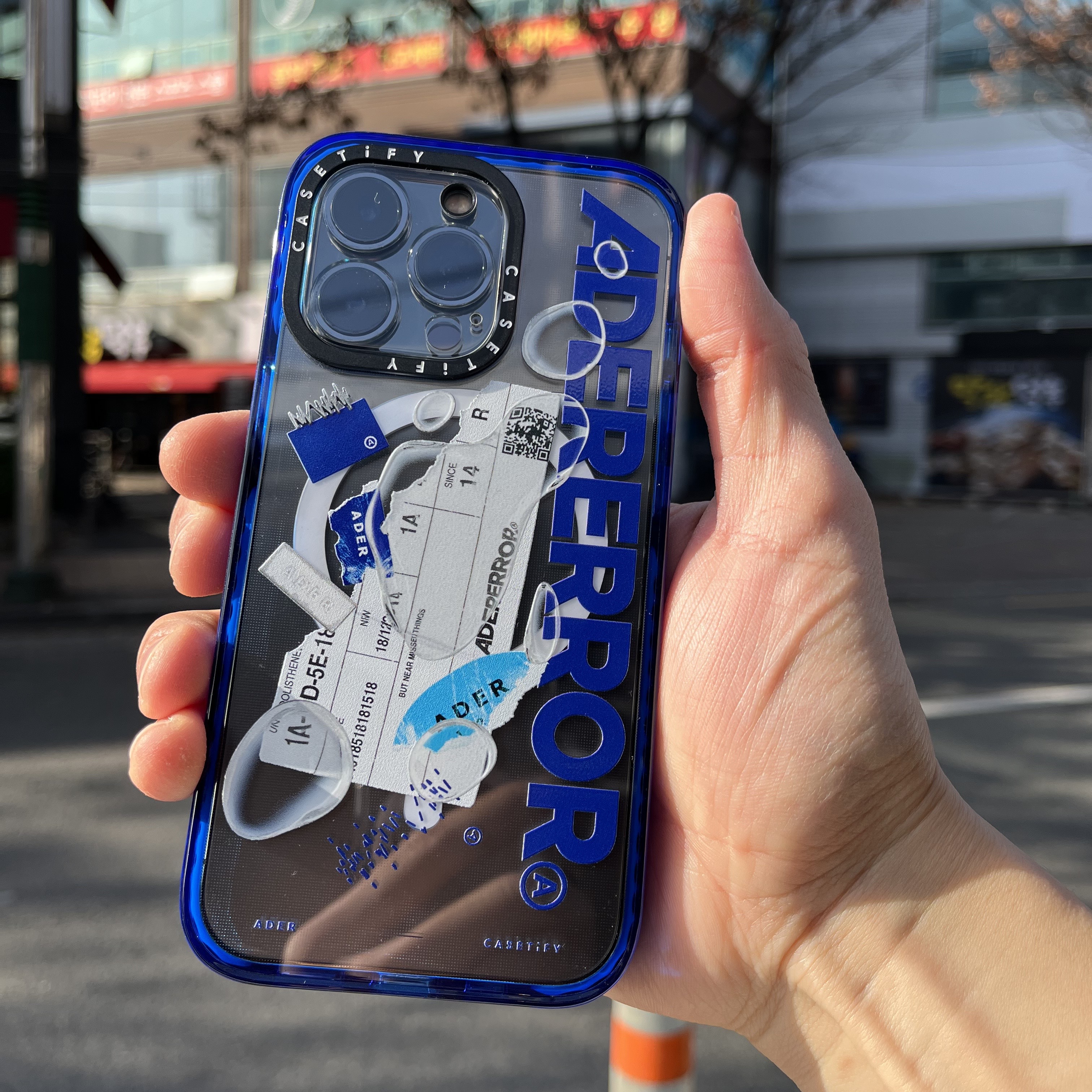 Casetify x Ader Error iPhone Sticker Magsafe Case Clear, Casetify x Ader Error Magsafe Wallet Noir 착용 스타일 - 2