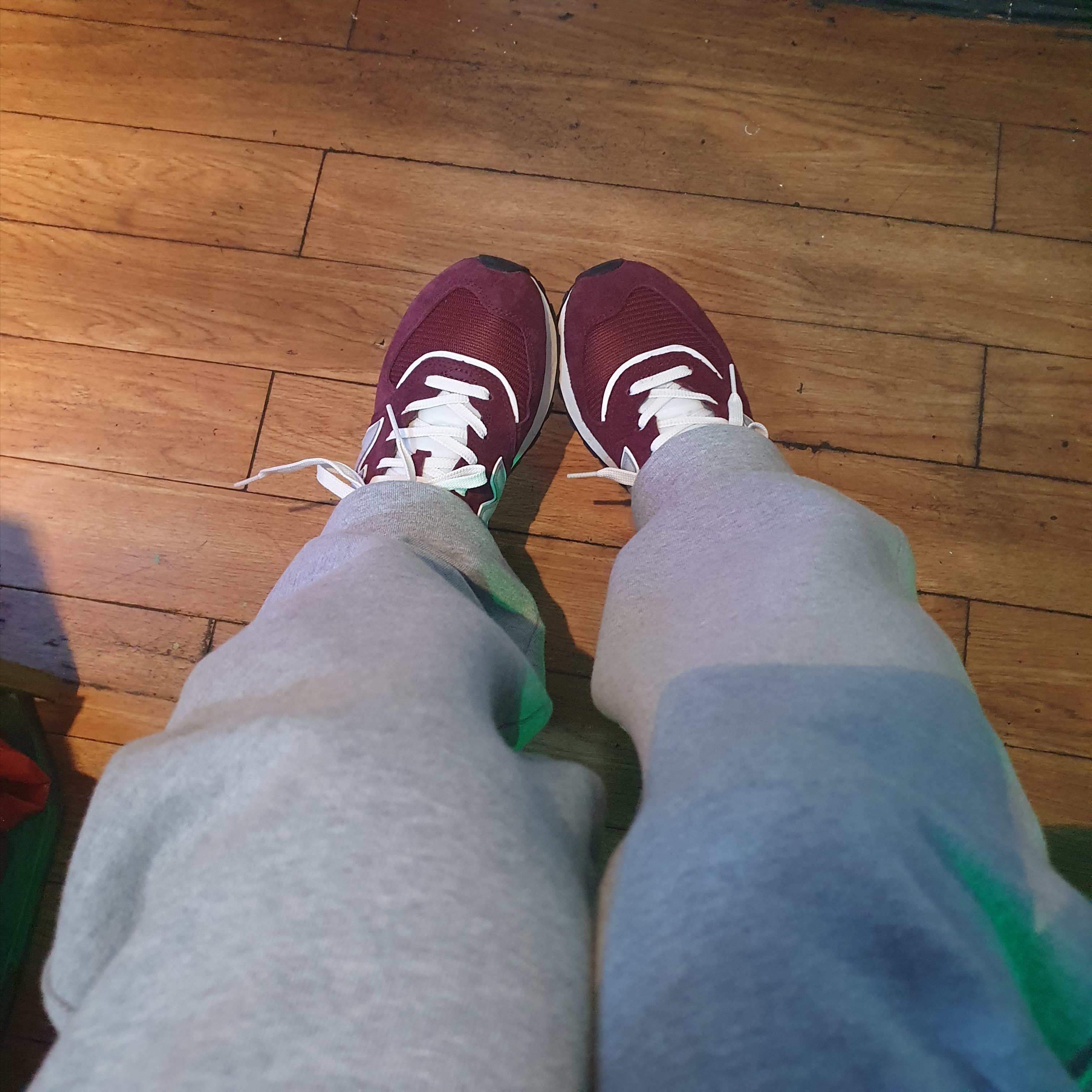 New Balance 574 Legacy Burgundy 착용 스타일 - 3