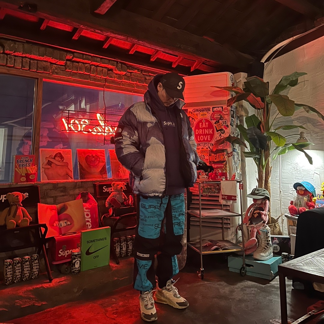 Supreme Box Logo Hooded Sweatshirt Washed Navy - 21FW, Supreme x The North Face Bleached Denim Print Nuptse Jacket Indigo - 21FW 착용 스타일