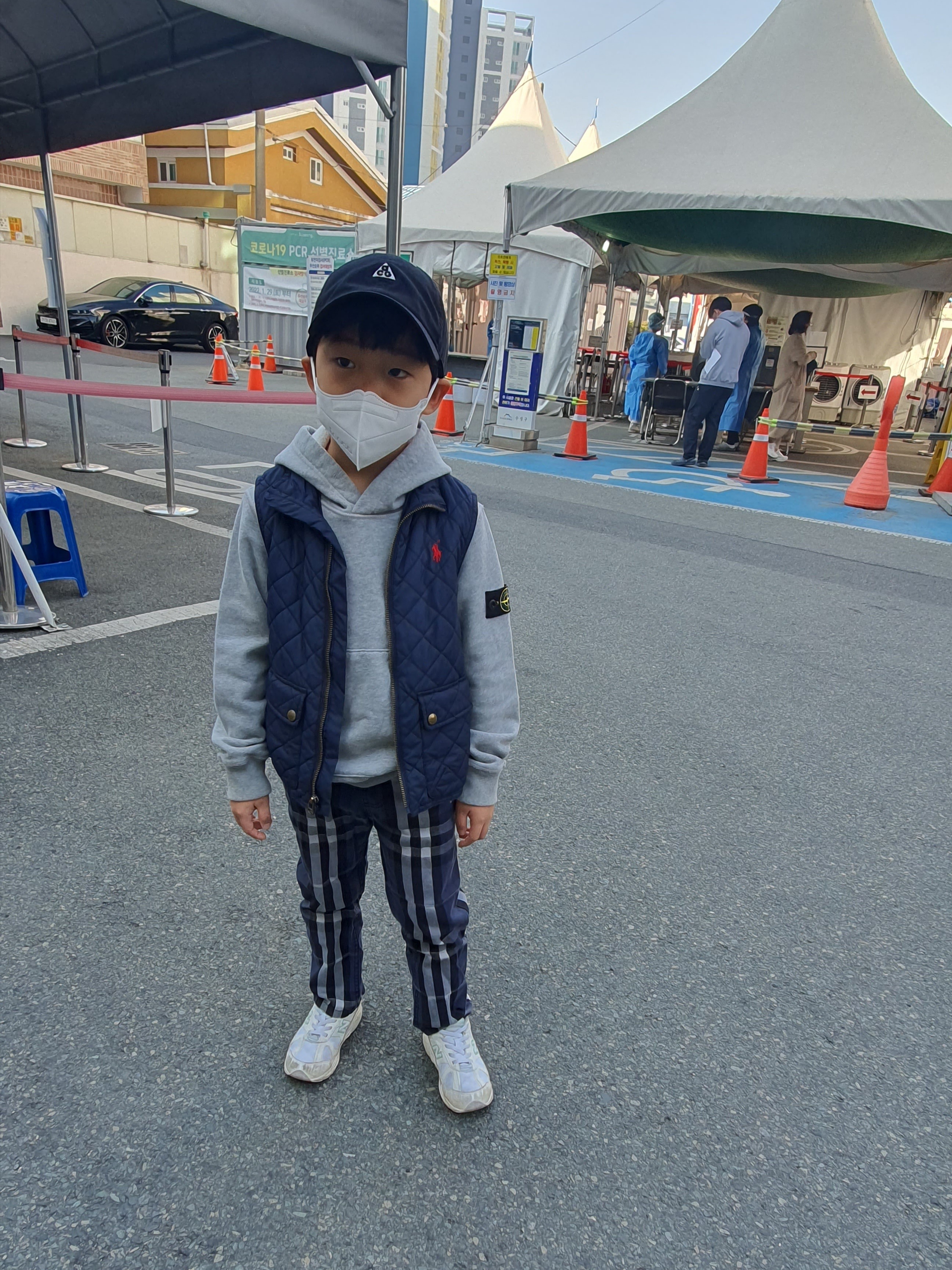 (Kids) Stone Island 61640 Cotton Fleece Hooded Sweatshirt Melange Grey - 22FW, Nike ACG Heritage 86 Cap Black Light Smoke Grey 착용 스타일